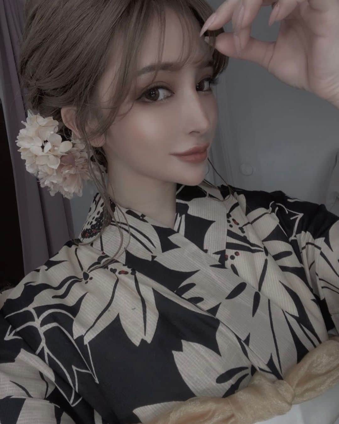 小原優花さんのインスタグラム写真 - (小原優花Instagram)「先日、Sugarさん《 @dress_sugar 》の撮影で新作の可愛い浴衣をたくさん着させていただきました👘🥰❤️  毎年オリジナル柄で、大人めからポップで可愛い系まで幅広い系統の浴衣を取り揃えているSugarさん🥺💕💕  お手頃で、小物まで可愛いのでぜひ発売が開始されましたらオンラインストアでチェックしてみてください🐰❤️🌻  浴衣用のヘアアレンジも好きで撮影楽しかったです♡😍 ありがとうございました❣️☺️  #sugar #浴衣 #shooting #2021新作 #浴衣ヘア」3月5日 18時38分 - yunkoro519