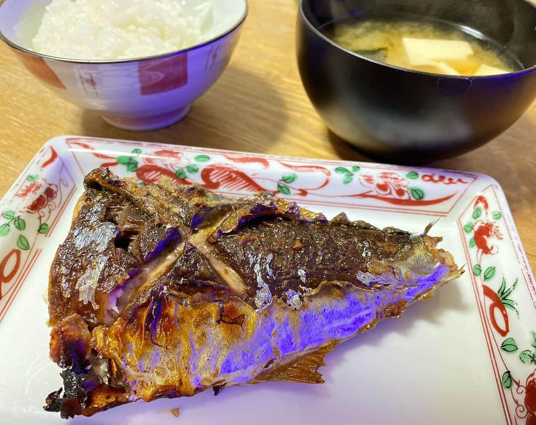 のインスタグラム：「. 朝ごはんみたいな晩ご飯💦笑 めちゃうまでした🤗 . 魚屋さんで捌いてもらいました🔪 . 写真の為に頭もどしてくれてる😂 . #鯖の塩焼き #鯖 #二枚おろし #朝ご飯みたいな晩ご飯」
