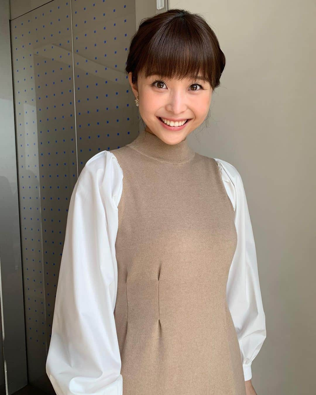 渡邊渚さんのインスタグラム写真 - (渡邊渚Instagram)「ゆったりめのニットのワンピース👗 袖の部分はシャツになってます！  最近花粉で目がかゆくて掻いていたら、目の上を切ってしまいました😭 掻いちゃだめ！とわかっているのですが我慢できず... 顔を洗うにも、メイクをするにも痛い！ みなさんもお気をつけて〜！  さて、明日のもしもツアーズは、『デパ地下バイヤーが厳選！第4弾　西武池袋完全攻略ツアー！』です！ ぜひご覧ください😊  #衣装#めざましテレビ#ニットワンピース#ワンピース」3月5日 18時41分 - watanabenagisa_