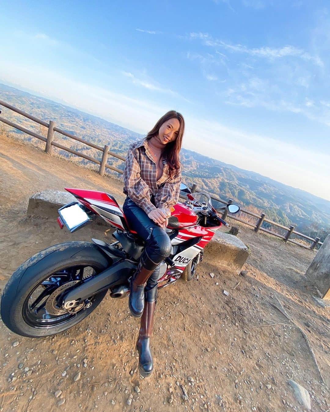 CAMIRAのインスタグラム：「九十九谷展望公園🤩 いい眺めだ！ミルクティーが染みるぜ🤗  #bikegirl#motorcycle#bikelife#bike#ducati#panigale#superbikes#バイク女子#バイクのある生活#バイク女子と繋がりたい#バイク写真部」