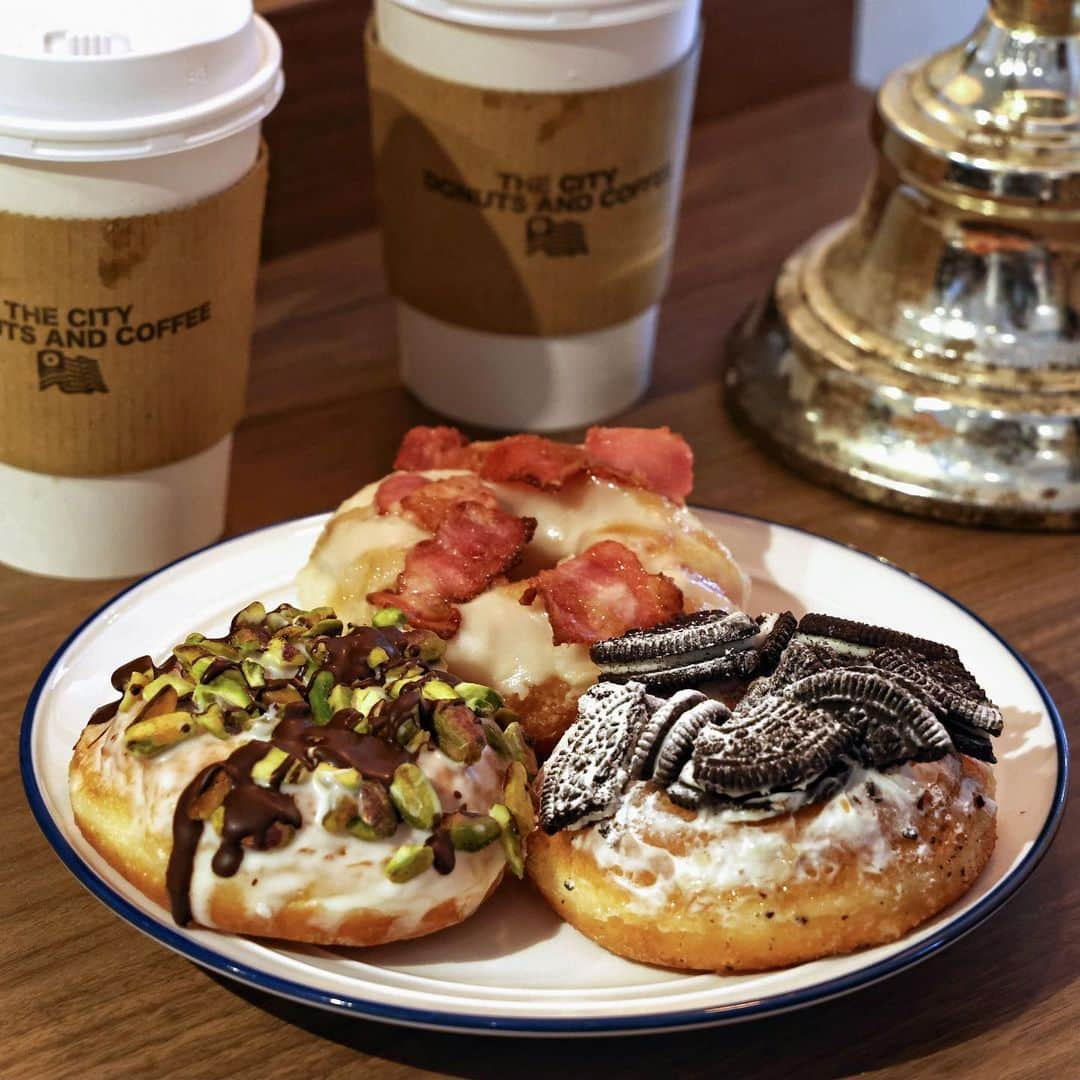 きょん。さんのインスタグラム写真 - (きょん。Instagram)「.  .  The City Donuts and Coffee @thecitydonuts  異人館街からも 徒歩圏内の場所に アメリカンドーナツショップ @thecitydonuts が 本日グランドオープン。  朝7時開店なのだけど “え、朝からそんなハイカロリーいける?”と 思われた方、 ぜひ一度メープルベーコンを 食べていただきたい。  きっと “お！朝食にいけるやんこれ！”って なるはず。(なった人🙋🏼‍♂️)  もちろんあんまい系も 多数ラインナップ🤤！  #TheCityDonutsandCoffee #japanesesweets#donuts」3月5日 18時58分 - kyon_tokiiro