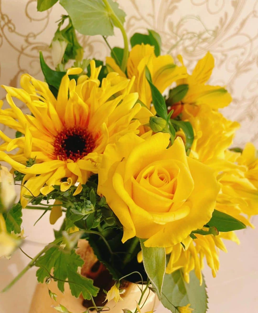 安めぐみさんのインスタグラム写真 - (安めぐみInstagram)「最近の玄関のお花。 パッと元気な気持ちになりますね☺️🌼✨ #玄関のお花シリーズ  #お花 #癒し」3月5日 19時03分 - yasu_megumi_official