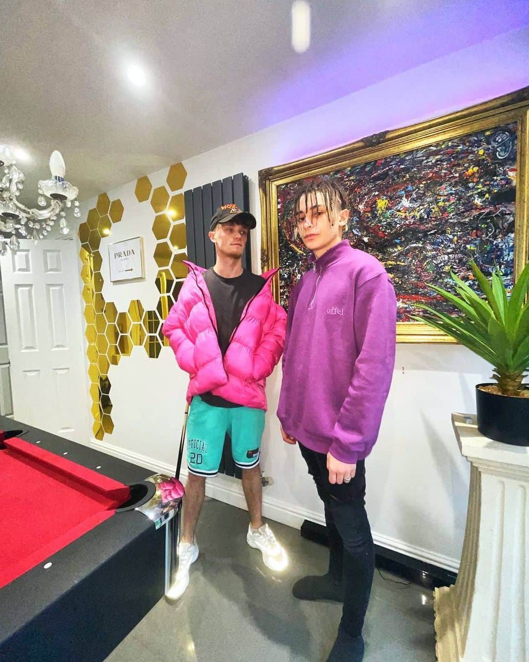 Bars and Melodyのインスタグラム：「You got 24 hours to buy tickets to our @momenthouse show (Link in bio) for a chance to win an exclusive m&g with us!! Don’t worry if you have bought a ticket already.. that means you Already qualify 💜.」