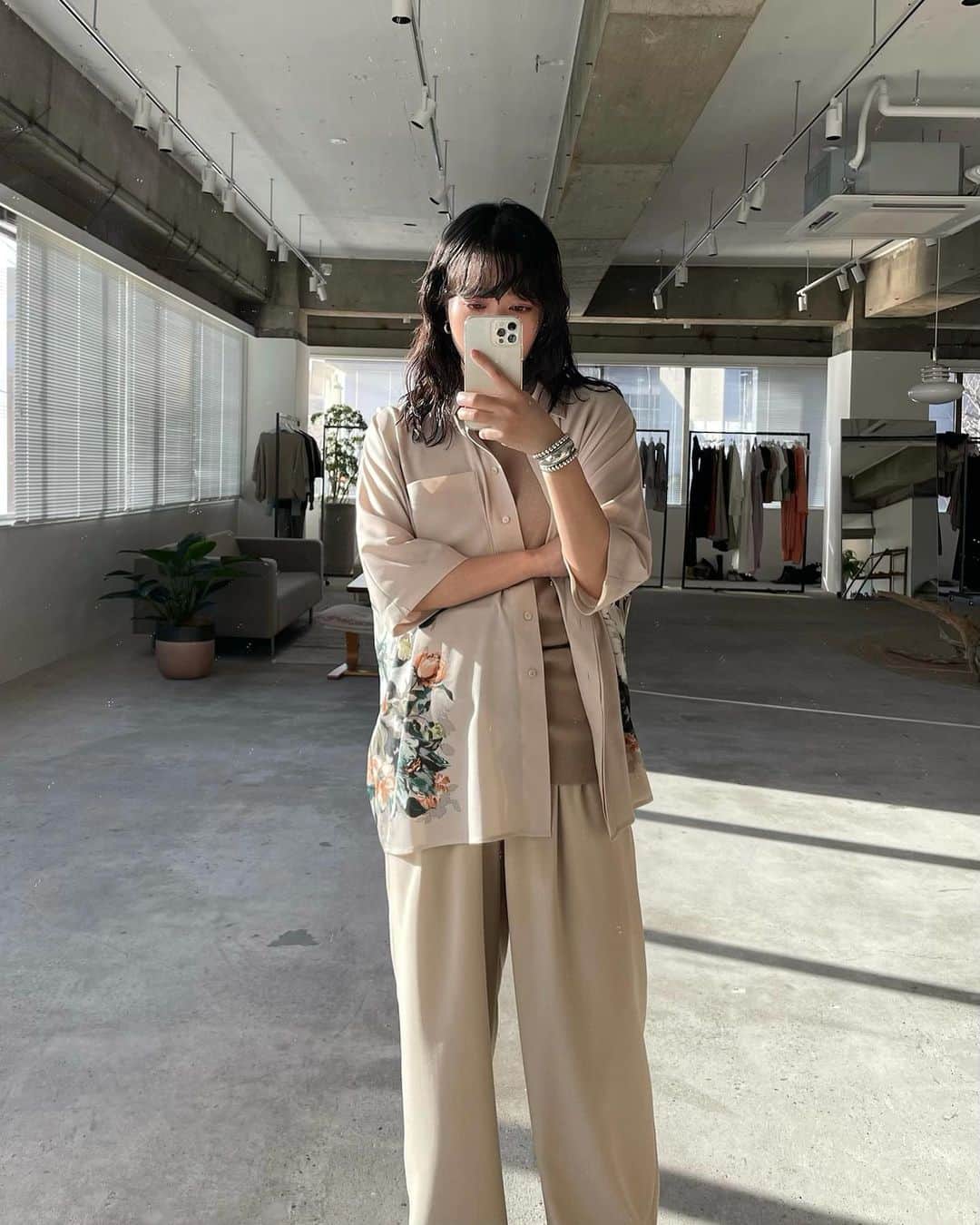のインスタグラム：「大判のフラワーモチーフをプリントしたルーズシャツ。どこにプリントするか悩んだけど、正面でも後ろでもなくあえて脇で。動い時に全貌が見えるのがいい。春はシャツが着たくなるのでとてもオススメです。合わせているパンツも先行予約アイテムのBASIC TUCK PT です🌸#clane#21ss#先行予約会」