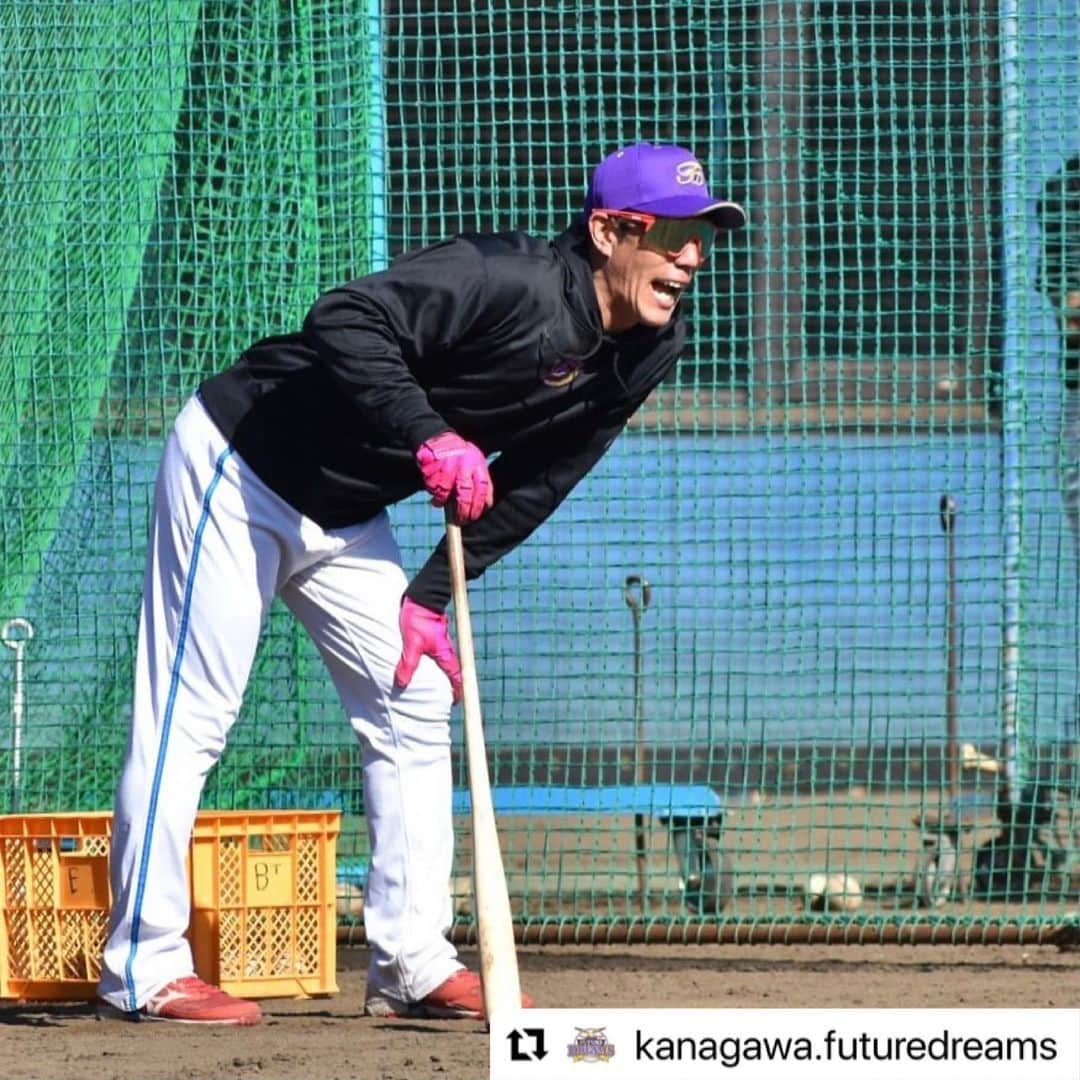 荒波翔さんのインスタグラム写真 - (荒波翔Instagram)「特守も始まりました⚾️  写真は『とったか〜〜？？』  からのカレオン選手ギリギリファインプレー👏  笑顔で🙆‍♂️でした！  新キャプテンのカレオン選手、みっちりと守備練習しました🤗  #特守 #キャンプ  #新キャプテン  #サングラス  #furanklin」3月5日 19時10分 - shoshoshonosho.4