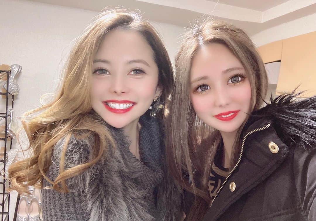 黒魅きららのインスタグラム：「こっちきてから全然投稿してなかった🥲 どこのエリアにいこうが深夜店だろうが高級店だろうが、売れてる子はどこに行っても売れてると思うから言い訳したくないんだ💭本当は東京から来たって言いたくない。マウント取ってるみたいでださいし。愛知出身ですって言いたいけど、こっちのことは何もわからない…😭💔 同じ店の女の子には好かれてたいから、無駄にプライドが高い自分とこっちに馴染みたいと思っている自分と常に戦っている🙃 こんなバカでデブスで性格の悪い孤独なきららに話しかけてくれるシーンの女の子は本当にみんな大好き（ ; ; ）私が元から錦で働いてるキャストだったら自分みたいな高飛車な女入ってきたら、虐めてると思う。本当にみんな可愛いし優しいんだね😢あ、病んでないです🤚シーンにしてよかったです♡これからも頑張ります🌱  #歌舞伎町 #新宿 #錦 #錦三 #キャバクラ #キャバ嬢 #歌舞伎町キャバ嬢 #錦キャバ嬢 #シーン #ザシーン #thescene #美容 #美容好きな人と繋がりたい #名古屋 #愛知 #痩せたい #名古屋カフェ #コーヒーのある暮らし　#スカルプネイル #ジェルネイル #ネイル #マツエク #エステ　#お酒弱い #酒癖悪い #断食 #ファスティング #名古屋飯 #スイーツ #スイーツ好きな人と繋がりたい」