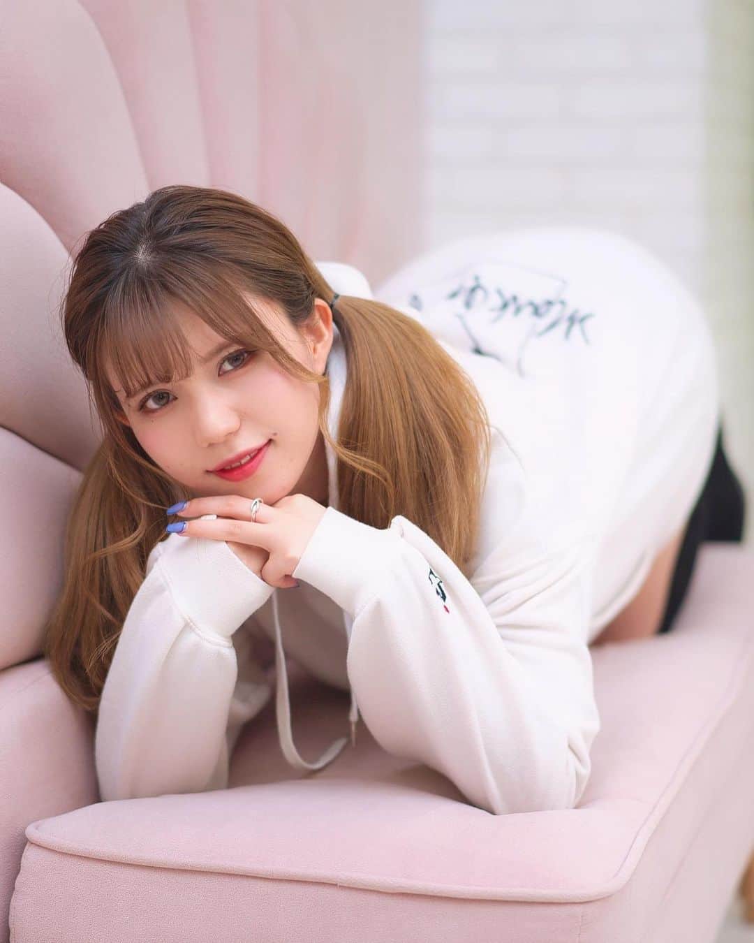 横山あみのインスタグラム：「..♡♡ . . 撮影会のリクエストで珍しく パーカー×ショーパン嬉しかった🙆‍♀️ . 組み合わせ可愛いよね、わかる！！ . . ちなみに大きめのワンピース？ ってくらいのパーカーが好きです🐛 . . #撮影会 #パーカー #パーカーコーデ #パーカー女子 #ショーパン #ツインテール #ヘアアレンジ #ファインダー越しの私の世界」
