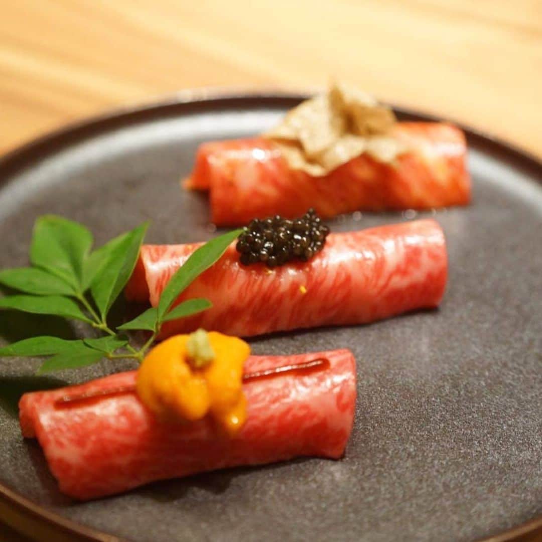 戸田さと美のインスタグラム：「焼肉うしごろ　横浜店﻿ ﻿ あのうしごろの横浜店ができたので﻿ 行ってきました‼️﻿ ﻿ ﻿ ウニ、キャビア、トリュフの３点のせのお肉は﻿ ちょっと笑っちゃうくらい豪華✨﻿ ﻿ でもやっぱり美味しいよね。﻿ カラスミでアレンジしたユッケや﻿ 大好きな白子をお肉に巻いて食べる発想は﻿ びっくりしたけど、﻿ これまた﻿ クリーミーで﻿ やっぱり美味しい🤩﻿ ﻿ どのお肉の最高のクオリティでした。﻿ ﻿ 店内も﻿ 『HOTEL』のロビーラウンジを思わせる柔らかな光と﻿ マテリアルで演出したエントランス 。﻿ ﻿ 横浜店を象徴する大理石の巨大なテーブルと暖炉をイメージした流木と光のオブジェが素敵。﻿ ﻿ プライベートに配慮した個室・半個室も備えたシンプルモダンな空間は様々なシーンでご利用できそう。﻿ ﻿ デートもよし、女子会もよし、素敵なお店でした🥂 ﻿ #うしごろ﻿ #うしごろ横浜店  #焼肉 #ディナー﻿ #新作コスメ ﻿ #限定コスメ ﻿ #instamakeup﻿ #コスメ﻿ #コスメ好きさんと繋がりたい﻿ #コスメレポ﻿ #コスメマニア﻿ #美容﻿ #美容好きな人と繋がりた﻿ #美容好き﻿ #スキンケア﻿ #スキンケアマニア﻿ #スキンケア好き﻿ #時短メイク﻿ #メイク﻿ #ママファッション﻿ #シングルマザー﻿ #エイジングケア ﻿ #置き画くら部」