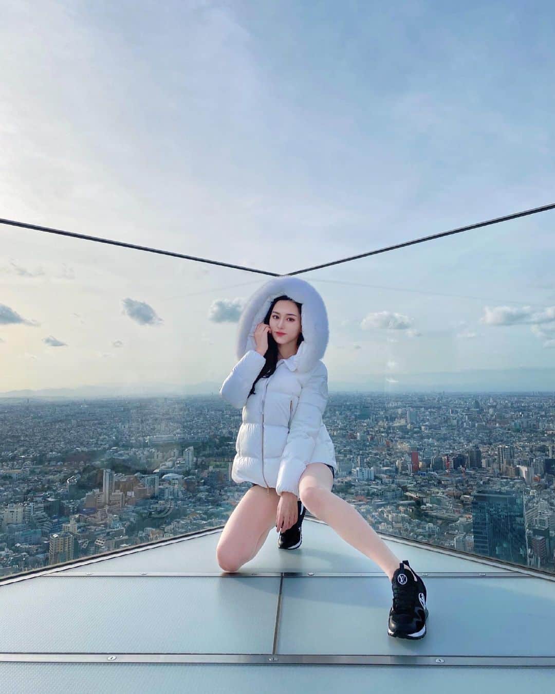 Chiharuのインスタグラム：「❤︎ 念願の渋谷スカイっっっ . 白コートは今年買ったお気に入り！ もうすぐ春だから着れなくなっちゃうの寂しい🥺 ❤︎ #shibuyasky #渋谷スカイ #渋谷スクランブルスクエア #渋谷　#タビジョ #ビジョビ　#旅行 #旅行女子 #旅女子 #旅女 #旅行好きな人と繋がりたい #旅好きな人と繋がりたい #写真好きな人と繋がりたい #カメラ #カメラのある生活　#カメラ初心者 #カメラ好きな人と繋がりたい #カメラ女子　#ポートレート　#ポートレート撮影 #trip #travel #traveling #travelphotograpy #travelgram #instatravel #photogenic #tokyo #shibuya」