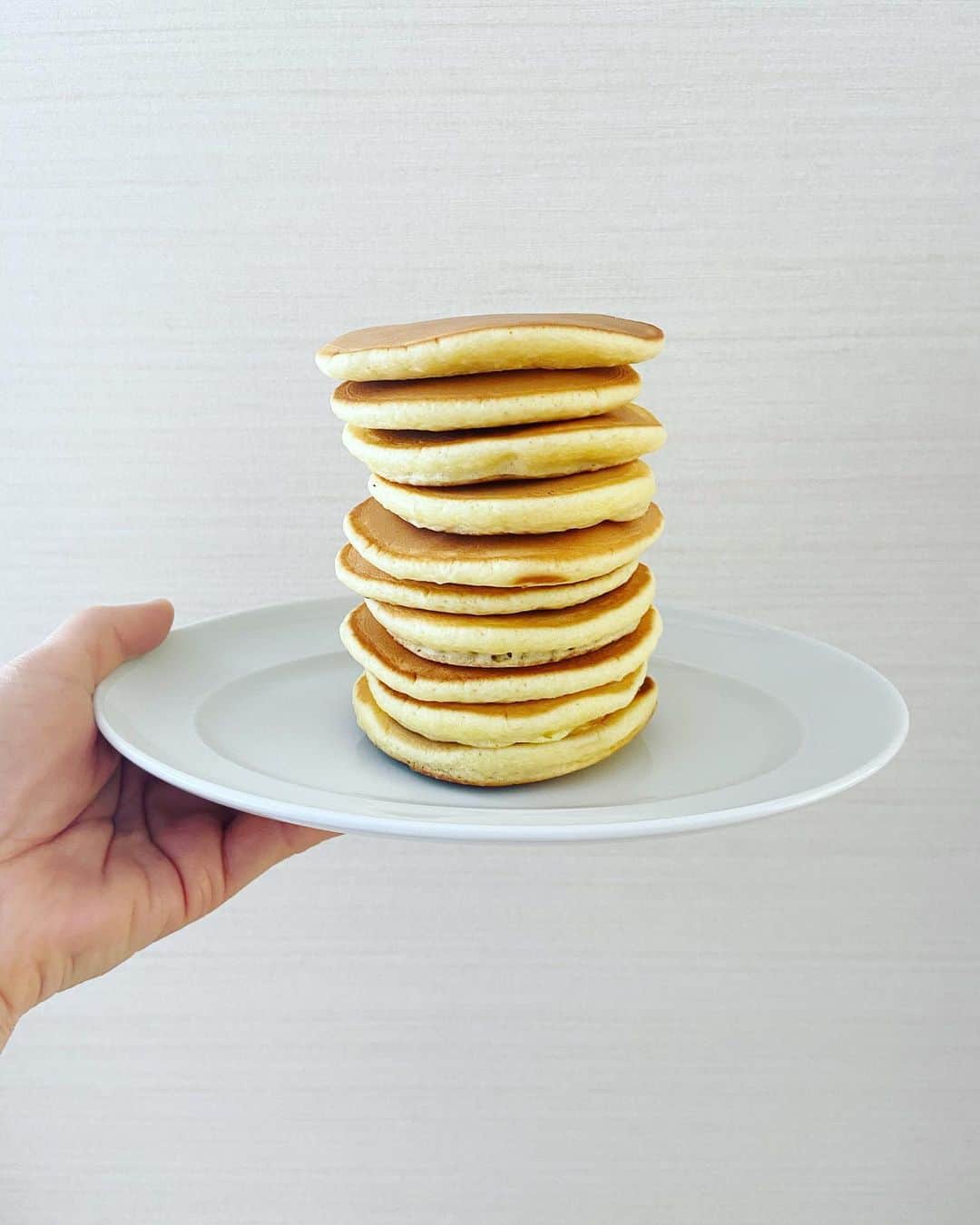 渡辺有子のインスタグラム：「Tower of pancake 🥞  小さなオーバルプレートと 中くらいのオーバルプレートにパンケーキを。  オリジナル白い器シリーズの試作品なのですが、小さいのも中くらいも使いやすさを考えたサイズ出しにしています。すでに大きなオーバルプレートはカフェオレボウルとともにフードフォーソートで販売しています。大中小3サイズ重なるとかわいいです。来月頃には中と小もご紹介できると思います。」