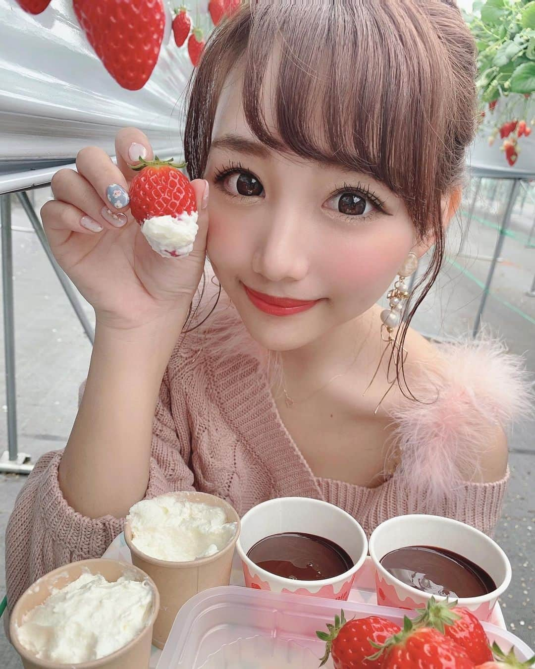 加藤里奈さんのインスタグラム写真 - (加藤里奈Instagram)「⋆ 🍓いちご狩り🍓  〻 @aiseiberry さんに お邪魔しました❤︎  @shiritaijo のロケでも取材してて、 忘れられなくてリピしました😚🍓  ま！じ！で！おいしいの！！ ここのいちご！ あきひめと紅ほっぺの食べ比べを ずっとしてました🍓笑  紅ほっぺの方がいちごの味が濃厚！！て感じで あきひめのほうが甘い☺️て感じでした🤍 どちらもめっちゃ美味しかった𓏧🍓  オプションで、チョコ、ホイップクリーム、練乳が追加できるんだけど、 私は豪華に３つ追加しちゃった😚 全部つけて食べた🤤美味しすぎたよー🤤  本当におすすめなので、ぜひ〜❤︎  いちご狩りをした後は 隣にあるカフェでドリンク飲んでゆったり😚  #ootd #fashion #instafood #instagram  #hairstyle #outfit #code #instafashion  #ファッション #撮影 #ヘアスタイル #ヘア  #コーディネート #コーデ #今日の服  #いちご狩り #いちご #あきひめ #べにほっぺ #紅ほっぺ #いちごスイーツ #いちご好き」3月5日 20時08分 - katoco0326