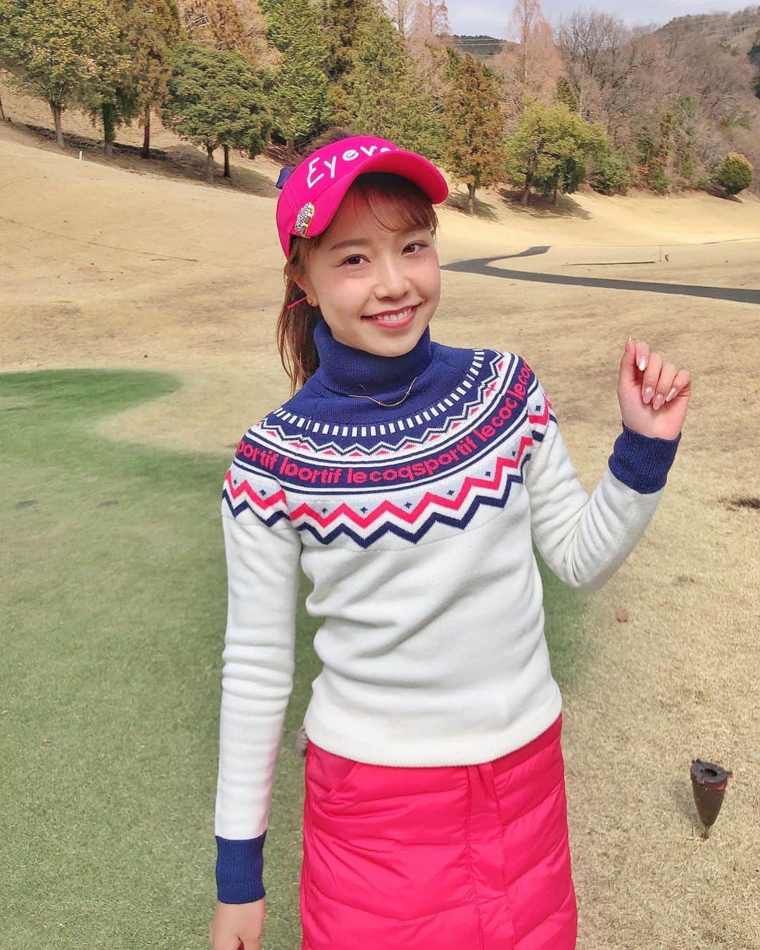 のインスタグラム：「先日のゴルフコーデ⛳️ スカートとサンバイザーを合わせてみたよ☺️♥️  やっぴりピンクは好きだからテンション上がる〜♡  #ゴルフ#ゴルフ女子#ゴルフ男子#ゴルフコーデ#ゴルフウェア#ルコック#eyevol#adidas#アディダス#スポーツ#スポーツ女子#golf#golfgirl#instagolf#golffashion#golfswing#golfstagram#골프#高尔夫」