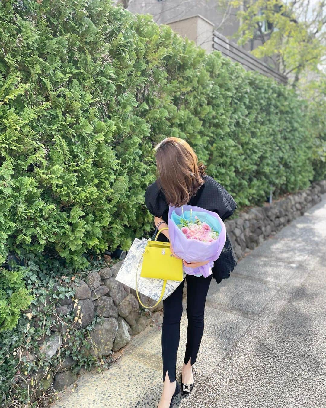 髙田麻紀子のインスタグラム：「❤︎ 黒に黄色でBEEを意識してます笑🐝💛 . トップス#ceciliebahnsen  パンツ#yori シューズ#manoloblahnik  バッグ#HERMES . #instagram #instagood  #fashion #ootd #outfit  #cordinate」