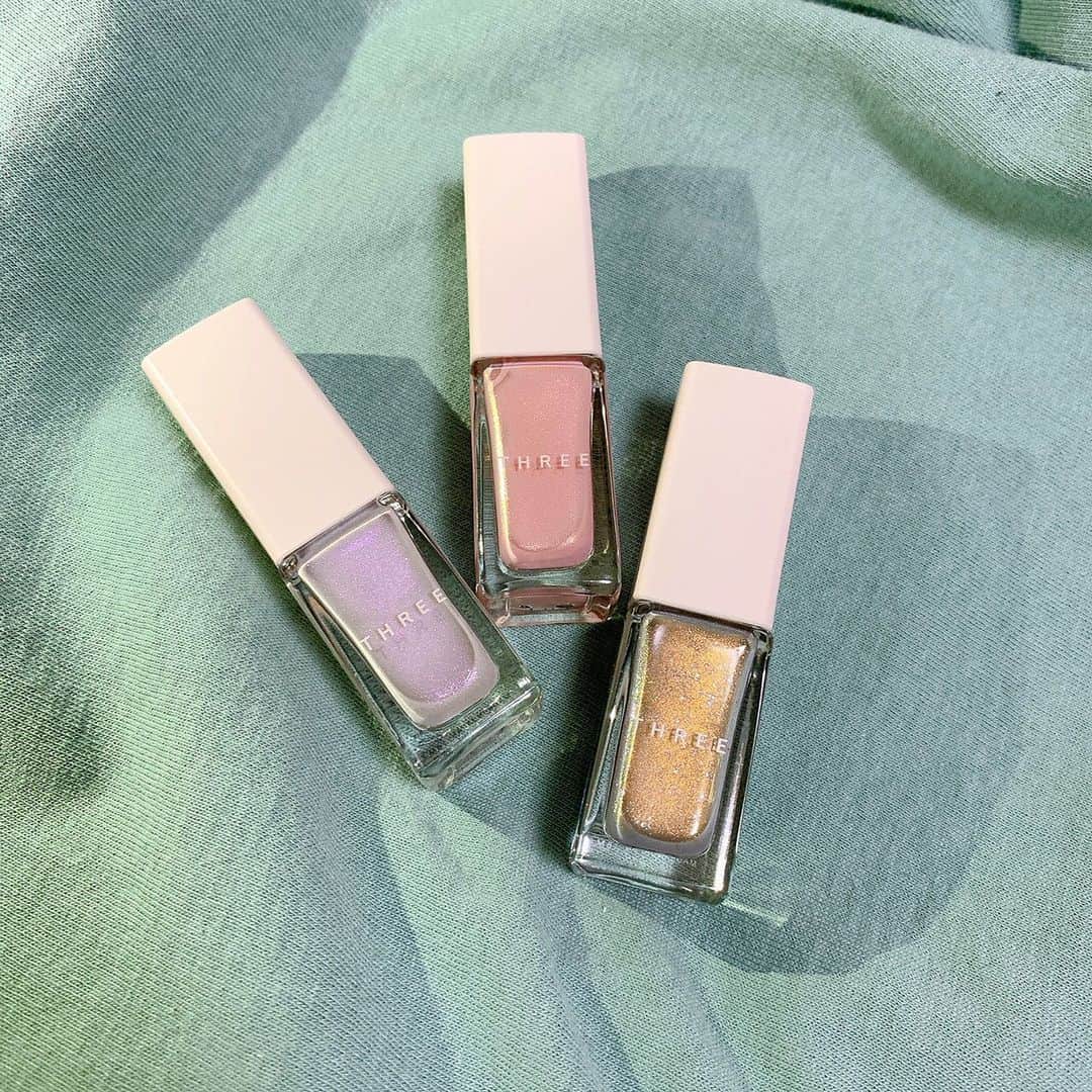 のインスタグラム：「こんばんは渚だよ🌸  春ネイル、可愛すぎるの買っちゃったの💅  THREEで発売された春の新作だよ〜😊  今日はx43をぬってみたよ😉  他に、x42x45を買ったよ💓  可愛くて可愛くておうちにいる間ずっと眺めてるの…。  他もとびっきり可愛いから、全色揃えちゃおうかな😶笑  #THREE #ネイル #なぎコスメ」