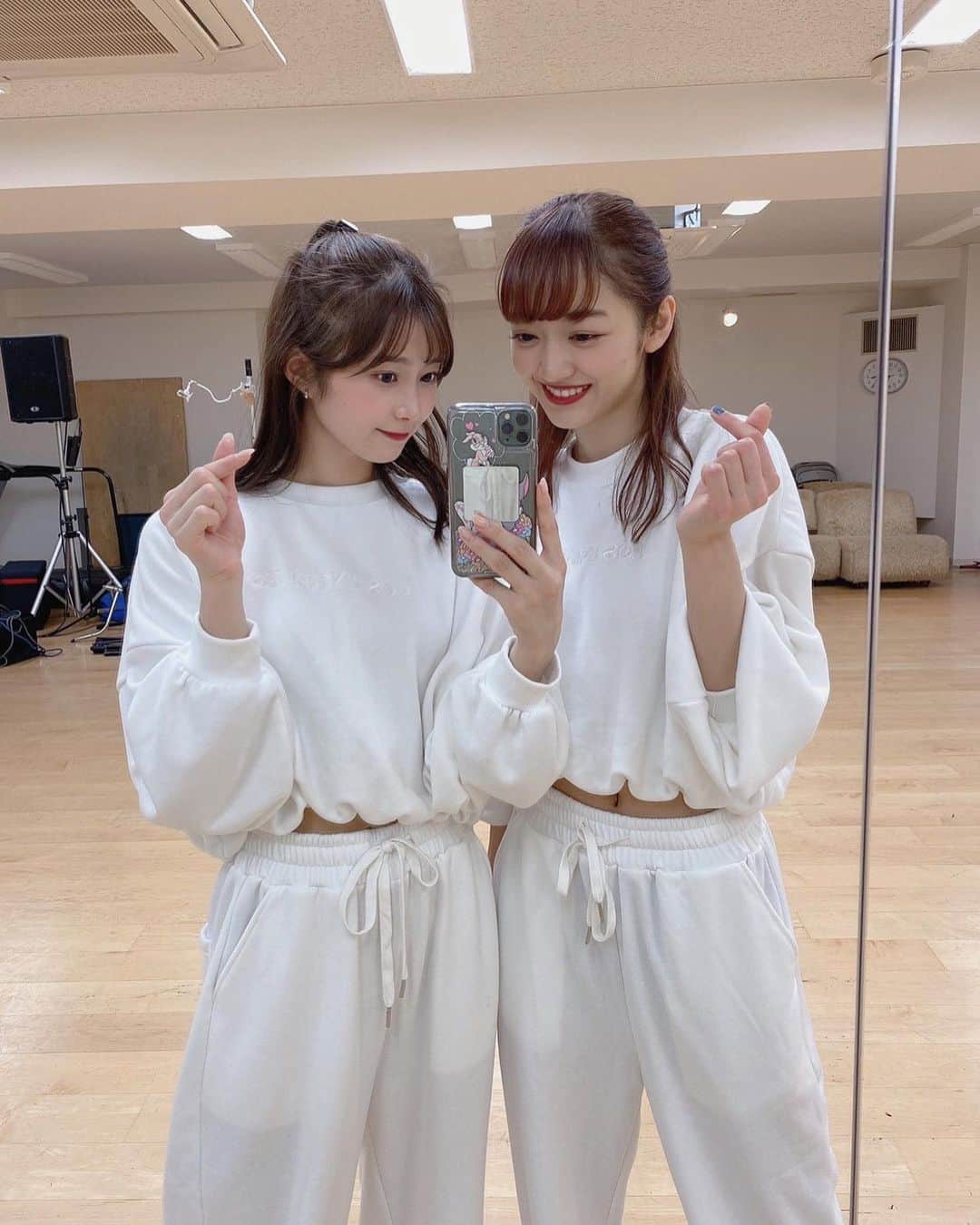 下村実生のインスタグラム：「YouTube更新されました！ 今日は同じ事務所の松川星ちゃんと一緒にIZ*ONEさんのFIESTAを踊りました🌷 衣装も2人でお揃いのを買いに行ったりして楽しかった〜☺️  星ちゃんのチャンネルではTWICEさんの「CRY FOR ME」を踊っているので、どちらもチェックしてね🙌  #松川星 ちゃん #IZONE #FIESTA #TWICE #cryforme」