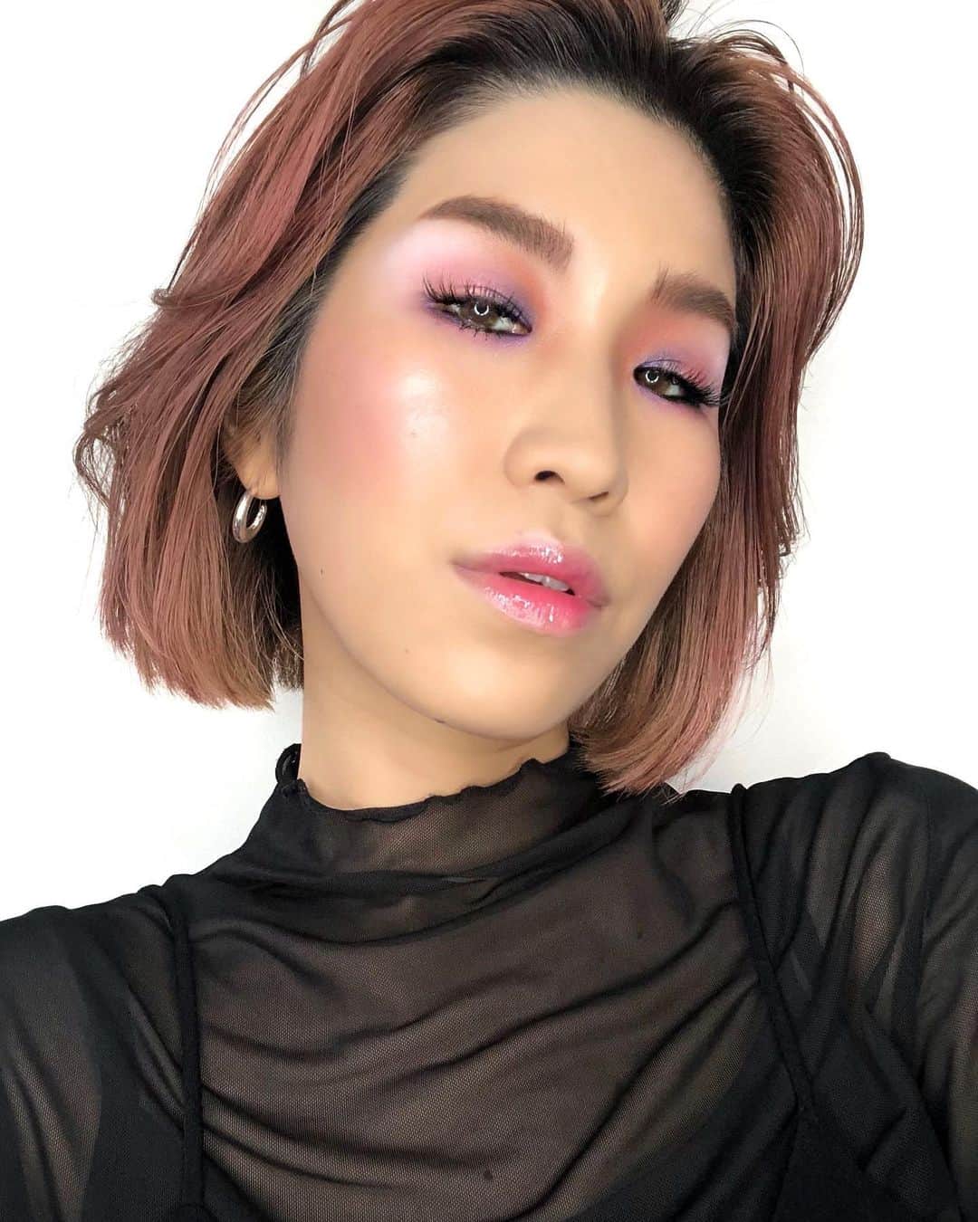 M∙A∙C Cosmetics Japanのインスタグラム：「まぶたに花を咲かせましょう🌸✨繊細なピンクとパープルのグラデーションは、まるでフラワーブーケのよう💐  ㅤ 【使用製品】 ＊EYES ☑エクストラ ディメンション ブラッシュ：ディリー ドリィ ☑スモール アイシャドウ：ピンク ヴィーナス ☑スモール アイシャドウ：ルール ☑アート ライブラリー：イッツ デザイナー ☑エクステンディッド プレイ ギガブラック ラッシュ ＊LIPS ☑グロー プレイ リップ バーム／ピンキング オブ ユー ☑リップガラス クリア ＊FACE ☑ハイパー リアル グロー パレット: フラッシュ + オー  ㅤ 【SPECIAL PRESENT】 公式オンライン限定でアイシャドウ製品*を1点お買いあげごとに、ストロボクリーム サンプル（6mL）をプレゼント🎁 ※なくなり次第終了 ㅤ さらに、全国のM·A·Cカウンターでアイシャドウ製品*を1点お買いあげごとに、ミニデラックスサンプルのいずれか1点をプレゼント✨ ■M·A·C プレップ プライム フィックス＋ ■クレンズ オフ オイル ■ストロボクリーム ㅤ *対象製品 ☑︎スモールアイシャドウ ☑︎パウダー キス アイシャドウ ☑︎ダズルシャドウ エクストリーム ☑︎ダズルシャドウ ☑︎ダズルシャドウ リキッド ☑︎エクストラディメンション アイシャドウ ☑︎ M·A·C ミネラライズ アイシャドウ ☑︎スモール アイシャドウ×9 ☑︎アートライブラリー ☑︎スモール アイシャドウ X 4: アイ(EYE) ラブズ メイクアップ ☑︎限定コレクション アイシャドウ製品 ☑︎プロ パレット   MODEL: SAKI IKARASHI  @sakiikrs_makeup @mac_isetan.shinjuku  ㅤ #MACBLACKCHERRY #MACブラックチェリー #MACEyes #MACEyeshadow」