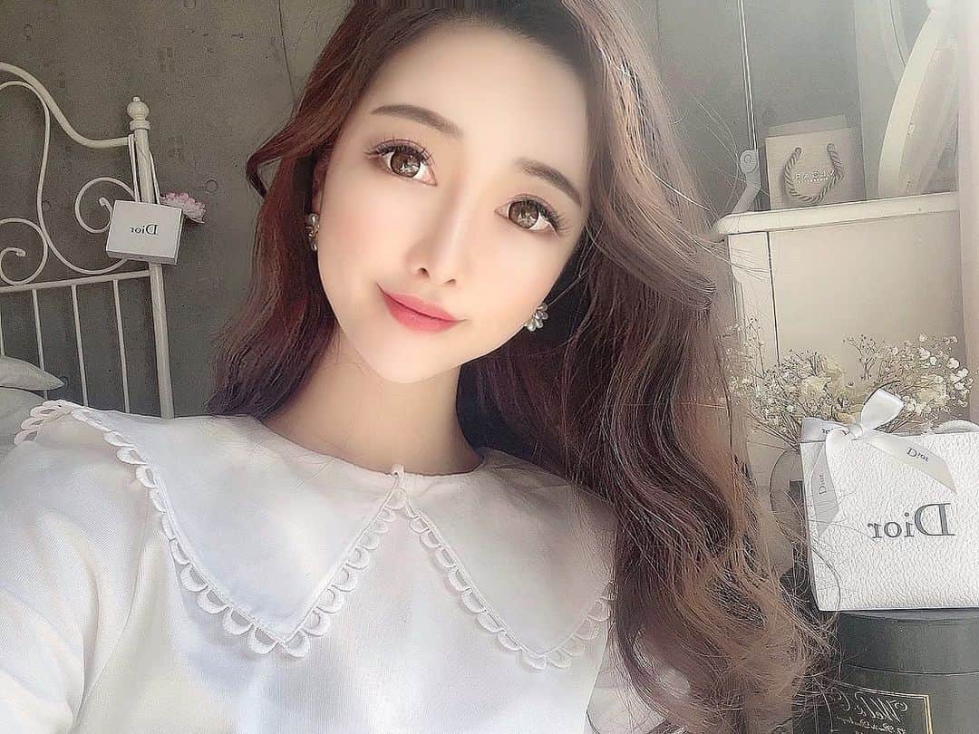 のインスタグラム：「✔︎ 先日のこと。 心待ちにしていたリップアートメイクに行ってきたの💋 ・ 数年前に韓国でやって以来、 日本でも良いクリニックないかな？ とずっと探していたんです🐻‍❄️ ・ この仕上がり凄すぎませんか？😘💕 元々色素が薄く血色悪く見えてましたが、 お顔の印象までパッと明るくなりました♫ 直後なのでぽってり腫れてますが それはそれで色っぽくていいなぁ なんて大満足でした🥰💋 ・ マスク生活だとリップが付いてしまったり ヨレたりでどうしても気になっていたので、 これから毎日ストレスフリーに過ごせそうです🥰 ・ 一皮剥けたらよりナチュラルに馴染むので 経過はまたストーリーでご紹介させて頂きますね🧸💕 ・ ▪︎Angé artmake  ご担当頂いたのは( @nao_angebrows )さんです♫ 豊富なカラーの中から、 お悩みやお顔のバランスを見ながら 最高の形をデザインして下さいます🥰💕 私はキュッと口角が上がって見えるように デザインして頂きましたよ💋 ・ 麻酔をしながら丁寧に施術して下さりますし、 Angeさんではリップアートメイクの場合、 ヘルペス予防薬も処方して下さるので ご心配な方も安心してお任せできると思います🌸 ・ ・ #angébrows  #angé_artmake  #アンジェアートメイク  #アンジェブロウズ #アートメイク」