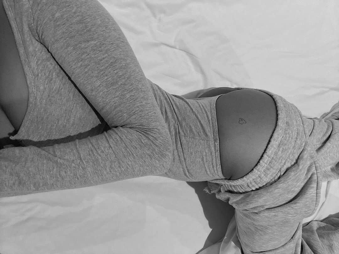 MIYAのインスタグラム：「FRIDAY M00D 100000%🔥﻿ ﻿ ﻿ #tgif #mood #fitgirl #miyastyle」