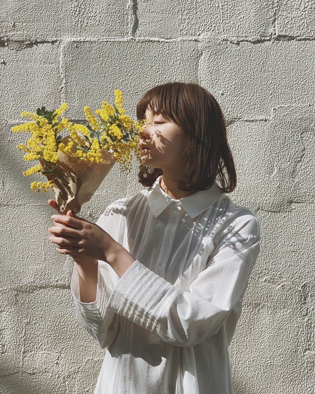 のインスタグラム：「idemの春の白シャツワンピ。  新作たちが4型発売開始されました。 今日と明日だけの おとくな企画があるので、 idemのshopのぞいてみてください💐」