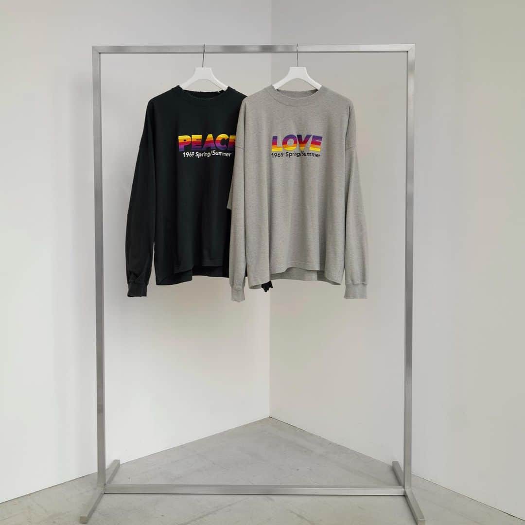 beams_harajuku_officialのインスタグラム：「…  ＜DAIRIKU＞  HARAJUKU BEAMSにて新進気鋭のブランドDAIRIKUの取り扱いがスタート。2017年にデザイナーの岡本大陸氏がスタートした日本のファッションブランド。ブランドのコンセプトは、ルーツやストーリーが感じられる服。  2021SSでは、ニューシネマを代表する1969年公開の映画『Easy Rider』と、1969年夏にウッドストックにて開催された大規模フェスティバルのドキュメンタリー映画『Woodstock: 3 Days of Peace & Music』という2本の映画から着想を得て製作した”Flower Children”を発表。   "LOVE Vintage Long Sleeve Tee" "PEACE Vintage Long Sleeve Tee" @dairiku @beams_harajuku_official  3/6 RELEASE  #dairiku #21ss #beams #ビームス #harajuku_beams #HARAJUKUSTYLE #mensfashion #menswear #wear #style #fashion」