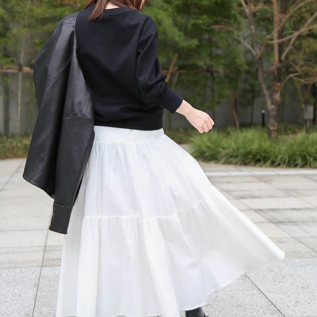 BORDERS at BALCONYのインスタグラム：「ブラックのスウェットシャツににガーゼ生地のロングスカートをコーディネート！⁠⁠ ⁠⁠ スタッフからもかわいい〜と声が上がっていました♡♥⁠⁠ ♡♥♡⁠⁠ 涼やかな素材にレザーやブーツと合わせれば今の時期からヘビーユーズ可能ですよ⁠⁠ ◎！⁠⁠  ⁠⁠ BORDERS SWEAT SHIRT / 32,000yen+tax⁠⁠ ⁠⁠ model : misaki 162cm 36size⁠⁠  Black sweatshirt + Gauze material long skirt.  Our staff loves this look, it’s so cute💛  You can enjoy these light material items long time with leather jacket or boots!   ⁠⁠ ⁠⁠ #bordersatbalcony #ボーダーズアットバルコニー #ボーダーズ #BORDERS #柴田陽子 #yokoshibata⁠⁠ #新商品発売 #productlaunch #comingsoon#newproductalert #新商品」