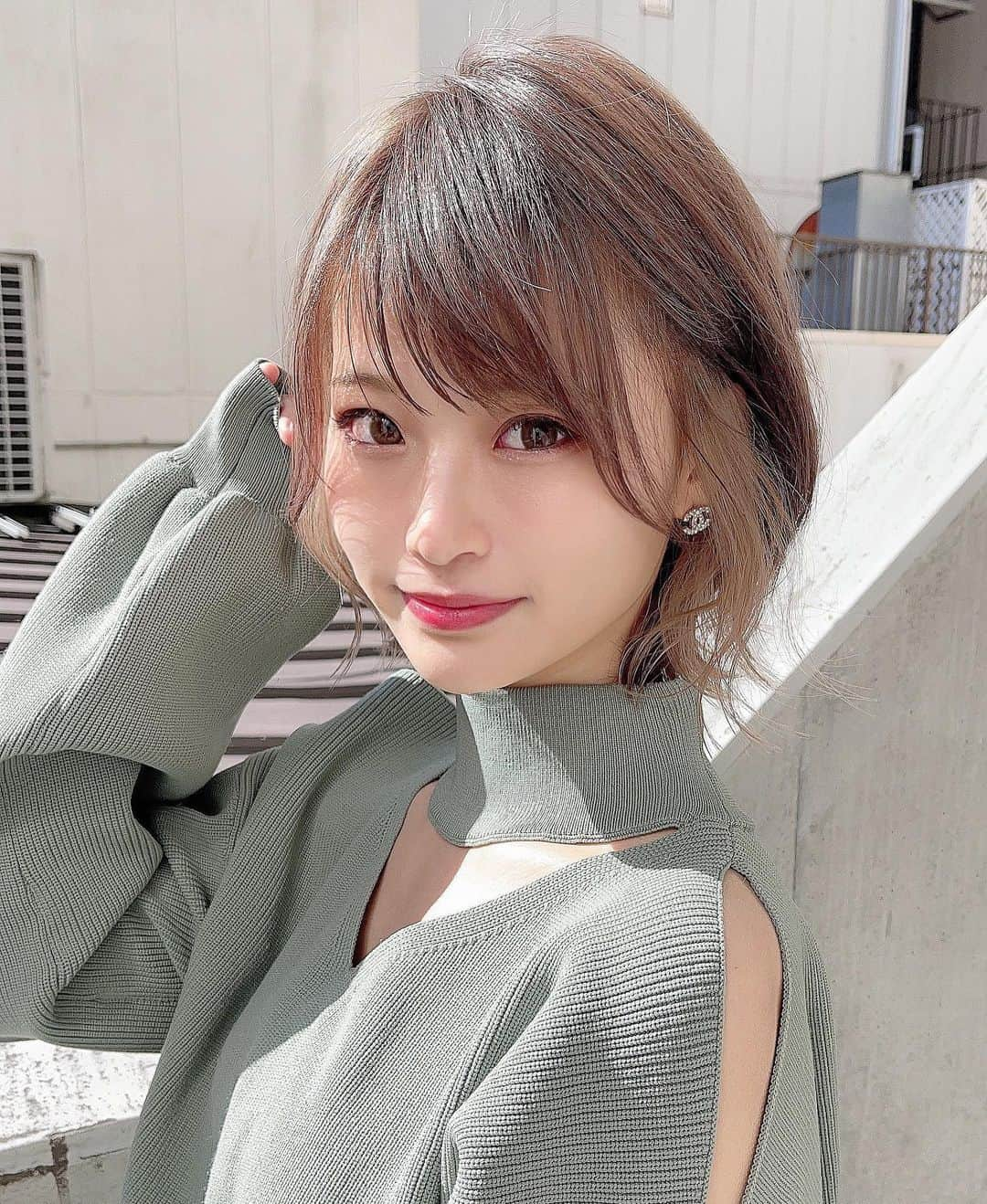 青木百花のインスタグラム：「初めてのアパレル体験で大変だけどすごい楽しい✌️♡ ・ ・ 社会人になる前に色んなこと体験したいな🌸 ・ ・ #いいね返し#サロンモデル#サロモ#撮影依頼募集中#ビジョビ#インフルエンサー#被写体#作品撮り#f4f#l4l#instagood#likeforlikes#followforfollowback#followme#follow4followback#ミスコン#ショート#ボブ#ミディアム#ハイトーン#ヘアアレンジ#ヘアカタ#ショート女子#ショートスタイル」