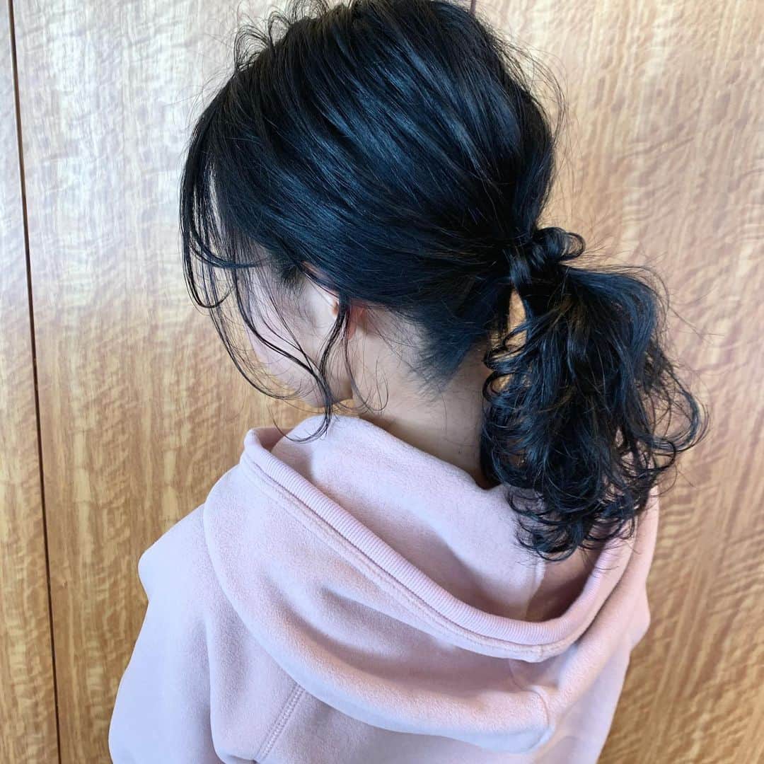 YU-U（工藤由布）のインスタグラム：「ひとくせポニー👱🏻‍♀️ 黒髪もかわいくニュアンスポニー♡ 毛先だけ巻いてやりすぎない感じで✨ コーデやメイク、TPOに合わせて足し引きが大切っ🙊✨ ・・・ #uアレンジ #ひとくせポニー #大人ポニー #黒髪アレンジ」