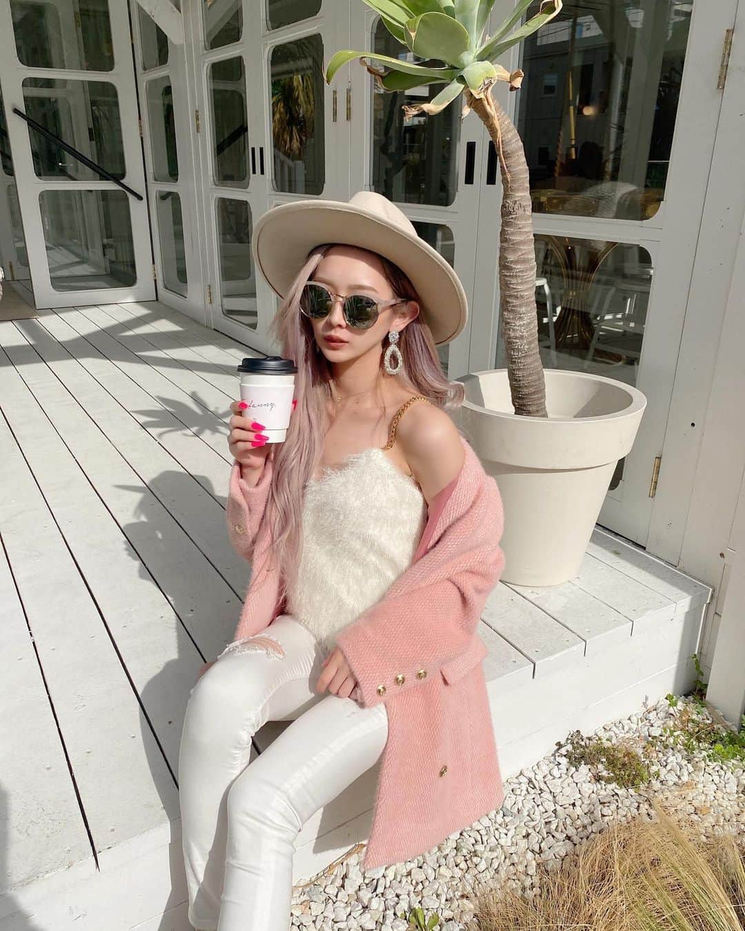 田村月光（ツッキー）のインスタグラム：「ALL White🤍 × Pink coat💕 ・ ・ ・ pinkめずらしくない?🥺💕💕 @vered.official のなんだけど、 ちょーかわいいの💭 ・ ・ チェーンキャミと相性抜群🌹‪‪❤︎‬ #ツキクローゼット」