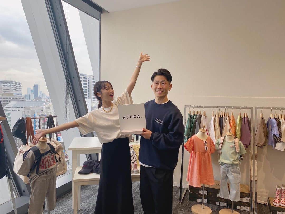 近藤千尋のインスタグラム：「無事にＡＪＵＧＡ． プレオープンしました♥️🙏 @ajuga.shop  ひーぼぉくんもインスタライブ 出演してくれてありがとう🙇🏻‍♀️❤️  明日からは 渋谷スクランブルスクエア9F stomp stamp オープンです🥰  取材してくださったメディアの皆様も、ありがとうございました❗️  インスタライブのアーカイブは IGTVに残してます📺  #先行予約開始」