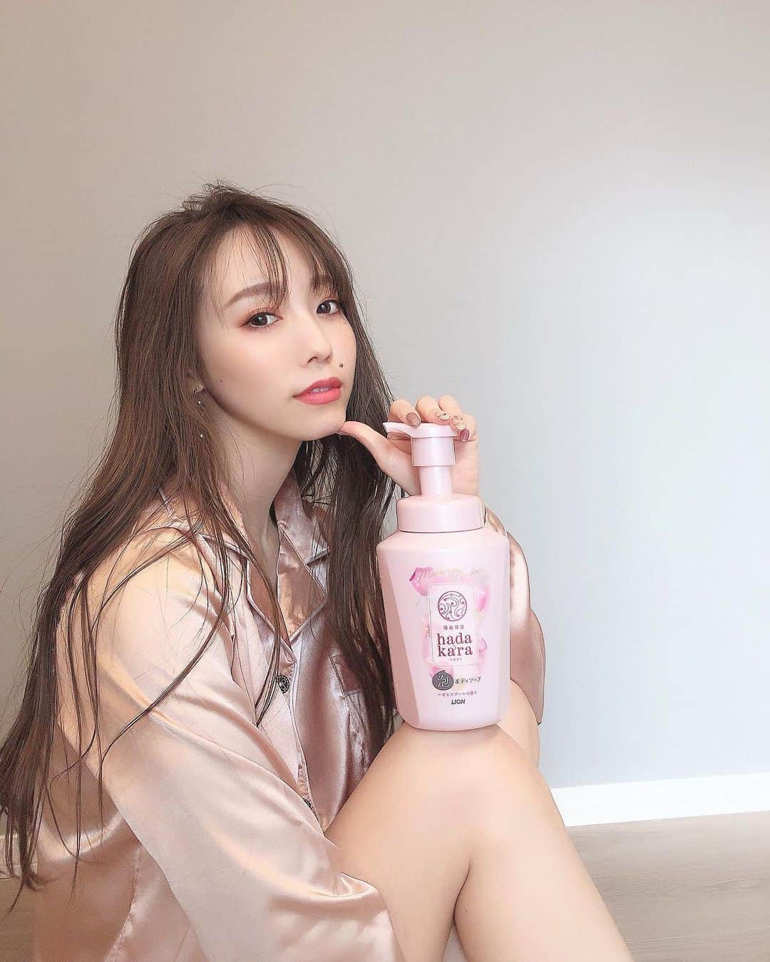 のインスタグラム：「≫≫👰🏼... 𝘉𝘳𝘪𝘥𝘦 𝘣𝘦𝘢𝘶𝘵𝘺  ㅤㅤㅤㅤㅤㅤㅤㅤㅤㅤㅤㅤㅤ 今日は自宅で出来る《幸せ美容》を紹介っ👸🏼💓 ㅤㅤㅤㅤㅤㅤㅤㅤㅤㅤㅤㅤㅤ  みんな、hadakaraって知ってる🧴⁉️ ㅤㅤㅤㅤㅤㅤㅤㅤㅤㅤㅤㅤㅤ  hadakaraは『幸せパワーで美しくなる』を モットーに、機能的な美容だけじゃなく、 好きな香りやお気に入りの物などで 楽しく、幸せを感じながら綺麗になろう✨という 《幸せ美容部》を発足したらしい🙊💓 ㅤㅤㅤㅤㅤㅤㅤㅤㅤㅤㅤㅤㅤ ㅤㅤㅤㅤㅤㅤㅤㅤㅤㅤㅤㅤㅤ  私もその想いに共感したので １ヶ月前からこのボディソープを使わせてもらってて、ㅤㅤㅤㅤㅤㅤㅤㅤㅤㅤㅤㅤ 実際に使って気に入ったから みんなにも紹介っ😌🧴  ㅤㅤㅤㅤㅤㅤㅤㅤㅤㅤㅤㅤㅤ ㅤㅤㅤㅤㅤㅤㅤㅤㅤㅤㅤㅤㅤ 🧴 @hadakara  ㅤㅤㅤㅤㅤㅤㅤㅤㅤㅤㅤㅤㅤ  ☑︎ hadakara ハピネスブーケの香り ㅤㅤㅤㅤㅤㅤㅤㅤㅤㅤㅤㅤㅤ ㅤㅤㅤㅤㅤㅤㅤㅤㅤㅤㅤㅤㅤ ㅤㅤㅤㅤㅤㅤㅤㅤㅤㅤㅤㅤㅤ ハピネスブーケ💐の香りでバスルームを 幸せいっぱいにしてくれるボディソープ🧴 ㅤㅤㅤㅤㅤㅤㅤㅤㅤㅤㅤㅤㅤ  ポンプ式になってて、もこっとした泡で 身体を優しく包んでくれるよ❤︎  ㅤㅤㅤㅤㅤㅤㅤㅤㅤㅤㅤㅤㅤ  個人的に香りもめっちゃ気に入ってて、 フローラルの香りにシトラスやアップルの爽やかさも 足したような軽めのフルーティフローラルの香り🥰💐  ( 伝われ〜。笑 ㅤㅤㅤㅤㅤㅤㅤㅤㅤㅤㅤㅤㅤ  ㅤㅤㅤㅤㅤㅤㅤㅤㅤㅤㅤㅤㅤ 春をイメージしたピンクや花のデザインは、 バスルームに置いてるだけで一気に華やかになるん🛁🌸 ㅤㅤㅤㅤㅤㅤㅤㅤㅤㅤㅤㅤㅤ ㅤㅤㅤㅤㅤㅤㅤㅤㅤㅤㅤㅤㅤ  視覚や嗅覚からも幸せな気分を作ることは美容にとっても大切💓 ㅤㅤㅤㅤㅤㅤㅤㅤㅤㅤㅤㅤㅤ ㅤㅤㅤㅤㅤㅤㅤㅤㅤㅤㅤㅤㅤ ㅤㅤㅤㅤㅤㅤㅤㅤㅤㅤㅤㅤㅤ ㅤㅤㅤㅤㅤㅤㅤㅤㅤㅤㅤㅤㅤ 今年は結婚式も控えているから それまでモチベーションを保てるよう、 使ってるだけでテンションが上がったり、 自分磨きしてるなって自己肯定が上がったりするものを選ぶようにしてるよ🥰✨ ㅤㅤㅤㅤㅤㅤㅤㅤㅤㅤㅤㅤㅤ ㅤㅤㅤㅤㅤㅤㅤㅤㅤㅤㅤㅤㅤ  自分の機嫌は自分で取れるように...💓  ㅤㅤㅤㅤㅤㅤㅤㅤㅤㅤㅤㅤㅤ ㅤㅤㅤㅤㅤㅤㅤㅤㅤㅤㅤㅤㅤ  ちゅうことで、今からお風呂で ご機嫌とりしてきまーす🛁🧼💓.... ㅤㅤㅤㅤㅤㅤㅤㅤㅤㅤㅤㅤㅤ  ㅤㅤㅤㅤㅤㅤㅤㅤㅤㅤㅤㅤㅤ  最後は結婚式までモチベーション保てるように、 ドレスの写真貼っとこう...🙃🙃🙃 ㅤㅤㅤㅤㅤㅤㅤㅤㅤㅤㅤㅤㅤ  ㅤㅤㅤㅤㅤㅤㅤㅤㅤㅤㅤㅤㅤ ㅤㅤㅤㅤㅤㅤㅤㅤㅤㅤㅤㅤㅤ ㅤㅤㅤㅤㅤㅤㅤㅤㅤㅤㅤㅤㅤ ㅤㅤㅤㅤㅤㅤㅤㅤㅤㅤㅤㅤㅤ ㅤㅤㅤㅤㅤㅤㅤㅤㅤㅤㅤㅤㅤ  #花嫁美容#花嫁準備#プレ花嫁準備 #結婚式準備#関西花嫁#関西プレ花嫁 #プレ花嫁2021 #marry花嫁 #プレ花嫁さんと繋がりたい #hadakara#幸せ美容部#ハダカラ#ボディソープ#バスタイム#幸せの香り#プレ花嫁#プレ花嫁美容#ハピネスブーケの香り#ボディケア #hadakara_PR」