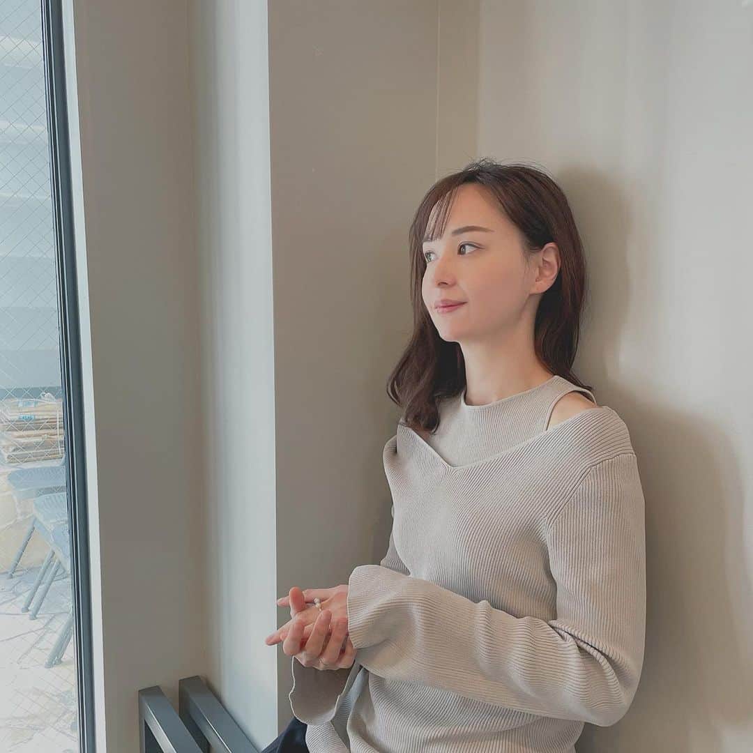 乙黒えりのインスタグラム：「レイヤードトップス それぞれ一枚で着てもいいし、重ね着してもいい💛 ヨンアさんがミラオーウェンのオフィシャルで着てるの見てキュンとしてしまった😍  @milaowen_official   #春物 #春コーデ#ママコーデ#トップス#レイヤードトップス#薄手ニット#グレージュ」