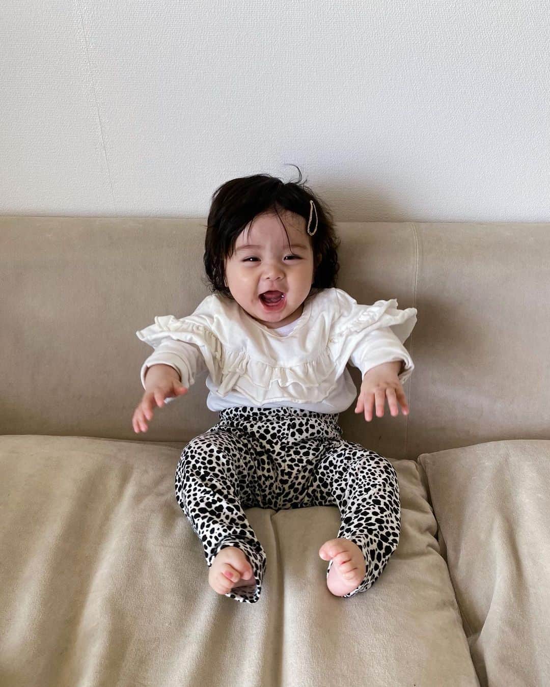 のインスタグラム：「✳︎ 🐝🐝8ヶ月おめでとう🐝🐝 きょうはふたりで14時半から18時まで爆睡しちゃったね 夕食の準備がなかったらまだまだ眠てたな  これからもいっぱい寝ていっぱい食べて いっぱいいっぱい笑おうね🤍  #baby #babygirl #女の子ベビー#令和ベビー#8ヶ月ベビー」