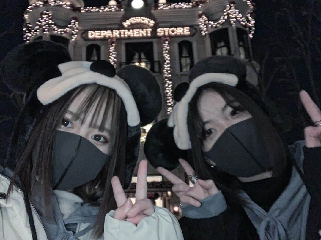 のインスタグラム：「撮ってもらいたかったけど、 周りに人いなくて自撮りしたやつ💡 ディズニーいきたああああああ」