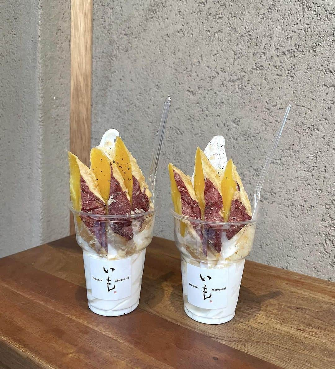 酒井唯菜のインスタグラム：「姉と芋💛💜 ・ ・ 少し前に姉と念願の、、、🍠🍦 美味しすぎて幸せ感じました❤︎ #芋アイス #幸せ」