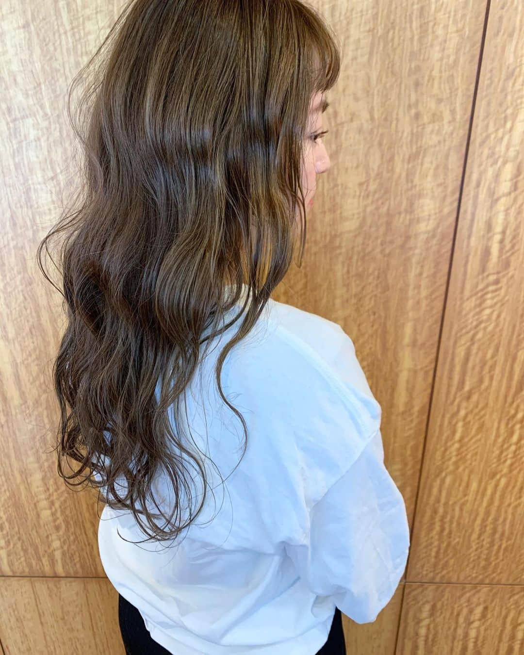 YU-U（工藤由布）のインスタグラム：「cut&color✂︎ なみなみ〜っと巻いて🌊 前回のハイライトがいい感じ🤍 ゆーさんのアレンジに出会えて良かったって🤦🏼‍♀️💦💦💦 嬉しすぎた🥺🥺🥺ありがとう🙏🏻✨ ・・・ #uアレンジ #波ウェーブ」