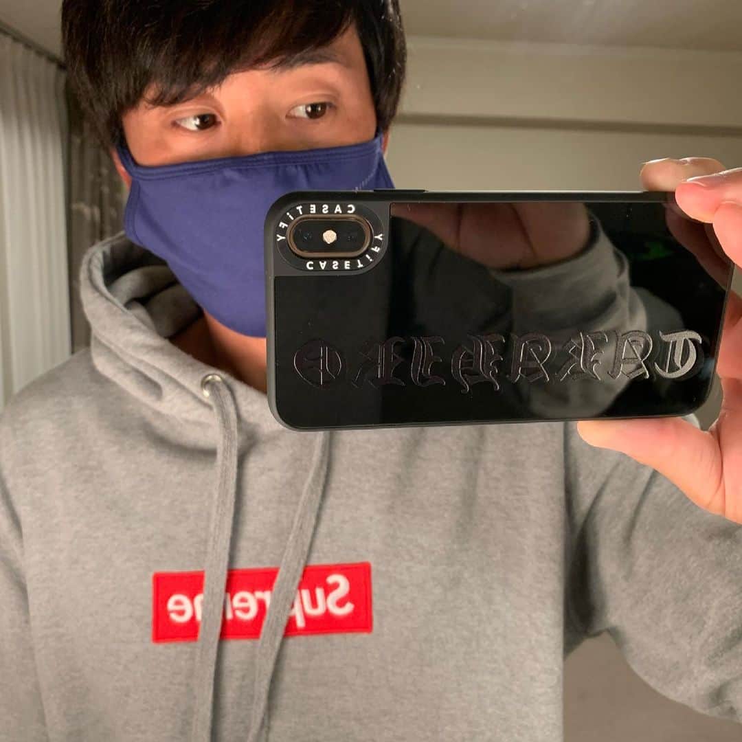 荒木貴裕のインスタグラム：「この度は@CASETiFY_jp様からステキなiPhoneケースとマスクを頂きました✨ ありがとうございます🙇‍♂️ 自分好みにカスタムできて、ミラーにもなってるのでオススメです😆  @CASETiFY @CASETiFY_jp #CASETiFY #CASETiFYミラーケース #StateYourCase」
