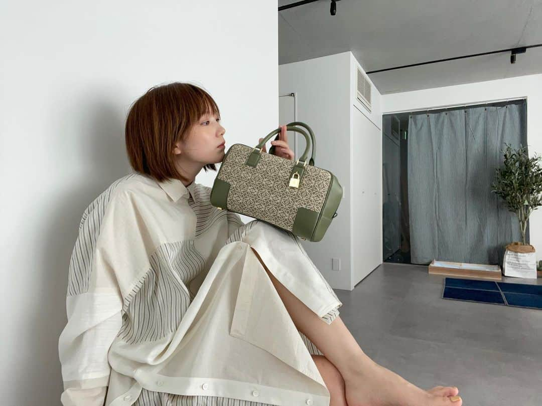 本田翼さんのインスタグラム写真 - (本田翼Instagram)「👜 本来なら本日行われる予定だったLoeweの2021秋冬のショーは中止となりました。  きっといろいろな対策やどうすれは実現出来るかを考えた末に出た答えだと思います。  よくお仕事させて頂くパートナーとして 私に出来ることは本当にささやかですが 今回のショーで発表する予定だったこの #アマソナバッグ を皆さんにお知らせできたらと思います。  #loewe のモノグラムが散りばめられた新作のバッグ👜 発売は9月とまだ先なのですが 秋を彩る素敵なバッグなので是非チェックしてみて下さい🍁  @loewe  @jonathan.anderson  #loewefw21 #loewecollaboration」3月5日 21時02分 - tsubasa_0627official