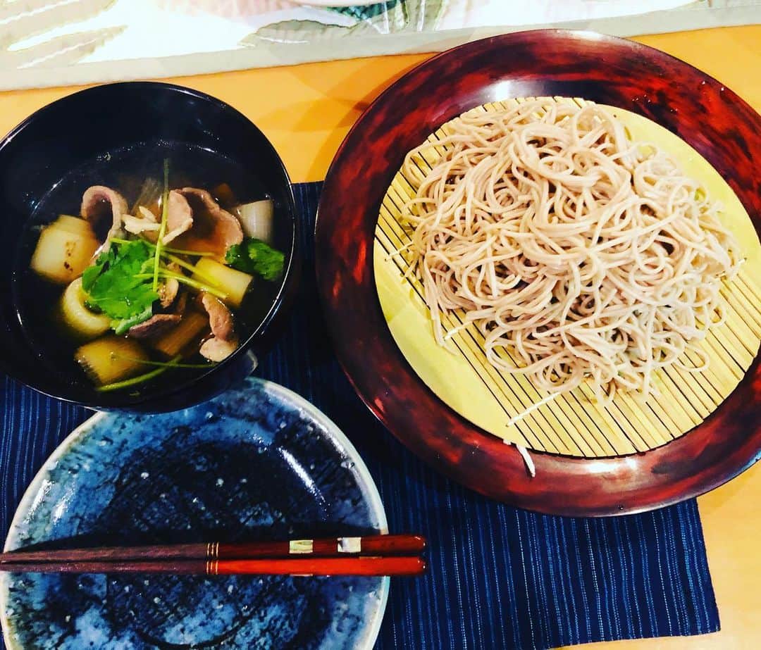 のインスタグラム：「今夜は お蕎麦✨ 乾麺だけど 美味しい十割蕎麦を茹でて 温かいつけ鴨汁でいただきました😊 箸休めに  春雨サラダ  山芋のお浸し  イカと筍と絹さやの炒め物 美味しくいただきました💖  #お家ご飯 #家族でご飯 #かあちゃんの味 #十割蕎麦 #つけ鴨そば #毎日を楽しく #幸せのレシピ #今日食べた物が明日の身体を作る」