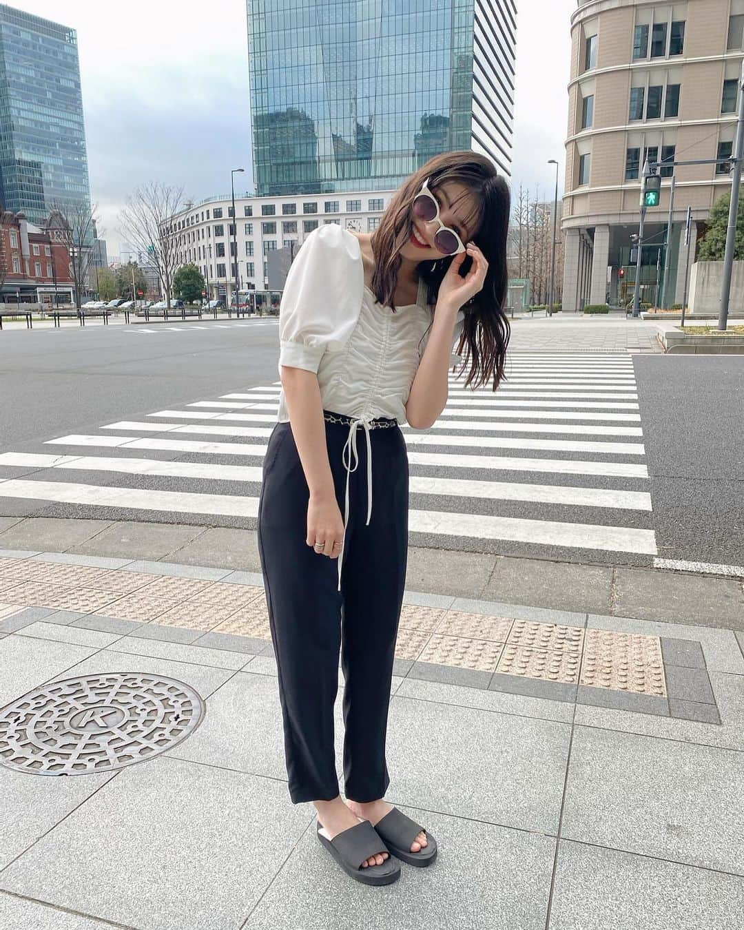 若林真帆のインスタグラム：「・﻿ ﻿ レピピアルマリオ全店舗と公式Webストアにて、﻿ 今日からマホコラボアイテム発売です！﻿ ﻿ ラストマホコラボと言うことで﻿ 沢山沢山こだわって作りました！﻿ トップスの形やベルトのカラーとか一生懸命考えた🥺笑﻿ ﻿ 私のオススメはブラックのシャーリングブラウス！﻿ とっても可愛くてお気に入りです〜＾＾❤️﻿ ﻿ 皆さん是非！！！いっぱい着てほしいです！﻿ ﻿ ・﻿ #レピピアルマリオ #レピピ #若林真帆」