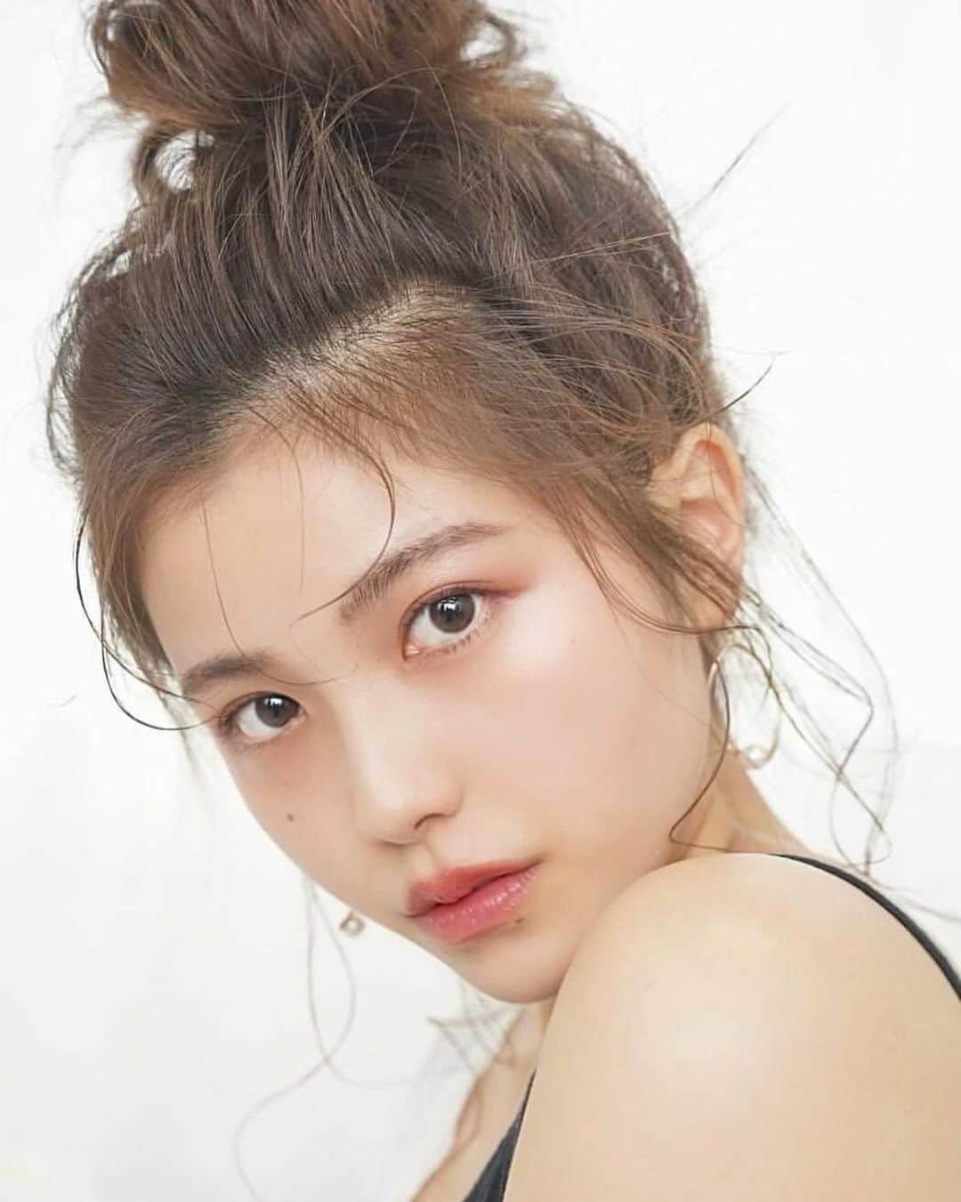 kasumiのインスタグラム：「. 先日の撮影データを頂いたのでシェアします😋 . ヘアを担当してくれたスタイリストさんが 私の前の投稿で一度だけお団子していたのチェックしてくれて絶対似合うからって このスタイルを作ってくれました🥺💗 . 凄く素敵な仕上がり💓 自分では絶対作れないなあ😂 . . ちなみに付けているピアスは SHEERで販売してるモノだよっ プロフィールのリンクから飛んでチェックしてね🌷 . #おだんごヘア #ヘアアレンジ#ゆるふわアレンジ」