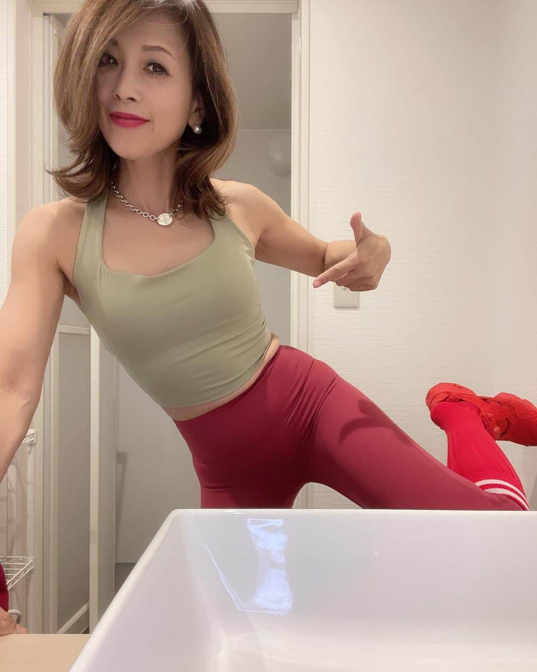のインスタグラム：「🏋️ 🏋️ 🏋️ 今日は 枝豆色と レバ刺し色 酒の肴みたいな なおこで お送りしております。 @onearts_jpn  🌸春のSALEやってるから 見てみてちょ🌈  . . M2さとしは、 ポケモンボールと いたずら好き💦 子供かっ😂 . . そして レバ刺しなおこは 今日は、尻🍑 いつものように 効かせるのが 世界一下手🤷🙄 髪はボサボサ 頑張った証🙄 . . 今日は まんじゅう一個食べたけど 設定カロリー内だから 💎くれ😅 . . 💎💎💎💎💎 #ダイエット記録 #筋トレ男子#筋トレ女子#筋トレ女子と繋がりたい #筋トレ好きと繋がりたい#美ボディ#筋トレダイエット#くびれ#美魔女#50代ダイエット#50代トレーニング #フィットネスウェア#美尻  #アラフィフ#熊本#なおこ語録 #50代ファッション#valx筋トレ部#fitnesswear #gym#kumamoto #鹿児島#大分#福岡ジム#宮崎#長崎」