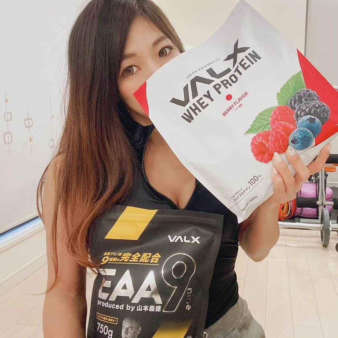 ひぃさんのインスタグラム写真 - (ひぃInstagram)「年に一度の『VALX 大決算セール』開催中☺️🙌 @yoshinori_program ✨ VALXホエイプロテインnewフレーバー🥤 ☕️カフェオレ🐮ヨーグルト🍓🫐ベリー 販売に先立ちベリーフレーバーお試しさせていただきましたがさっぱり美味しい❣️そして溶けやすい‼️ さっぱり系のプロテイン好きな方にオススメです✨ 今なら通常価格2980円のところ33%offの1980円〜購入出来るそうです🙌 他にも色々限定セットもあります😃  EAA初めて飲みましたがこれまたさっぱりで飲みやすい❣️  3月までの期間限定大セール是非チェックしてね✨ https://valx.jp/lp/kessan2021/?ad_code＝ambassador #valx#山本義徳 ＃大決算セール#筋トレ#workout#workoutgirl #workouttime #たんぱく質#スポーツ女子 #fitness #fitnessgirl #fitnessmodel #フィットネス女子 #フィットネスモデル #wheyprotein #eaa #プロテイン#muscle #bodymake #summerstyleaward #ssa」3月5日 21時40分 - hii.piccolo