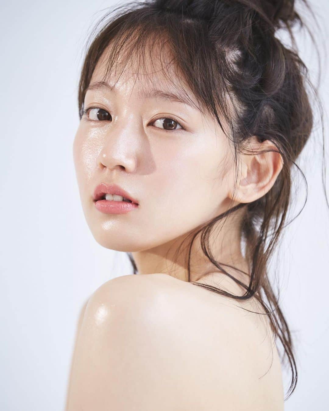 吉岡里帆さんのインスタグラム写真 - (吉岡里帆Instagram)「3月12日発売.4月号。 久しぶりに"ar"の表紙をさせて頂きます！  メイクは写真集でもお世話になったぴーちゃんです。 写真はその時のものなのですが、初めてarで出会って その日からずっと絶大な信頼を寄せてい ...