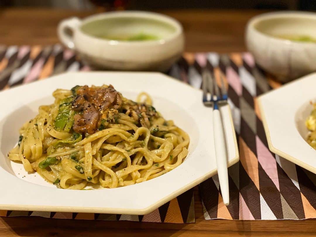 YU-U（工藤由布）のインスタグラム：「塩辛パスタ🍝#uごはんたち 🗣塩辛の賞味期限あと少しだよ〜 ってことで、そうだ、パスタにしよう☝🏻 クリームチーズと生クリームで濃厚なパスタになった〜💯 茹でて冷凍しといた菜の花も入れて春パスタ〜🌸 大満足〜🤤🤤🤤🤤🤤 💯点もらえた🥇🏆🎖」
