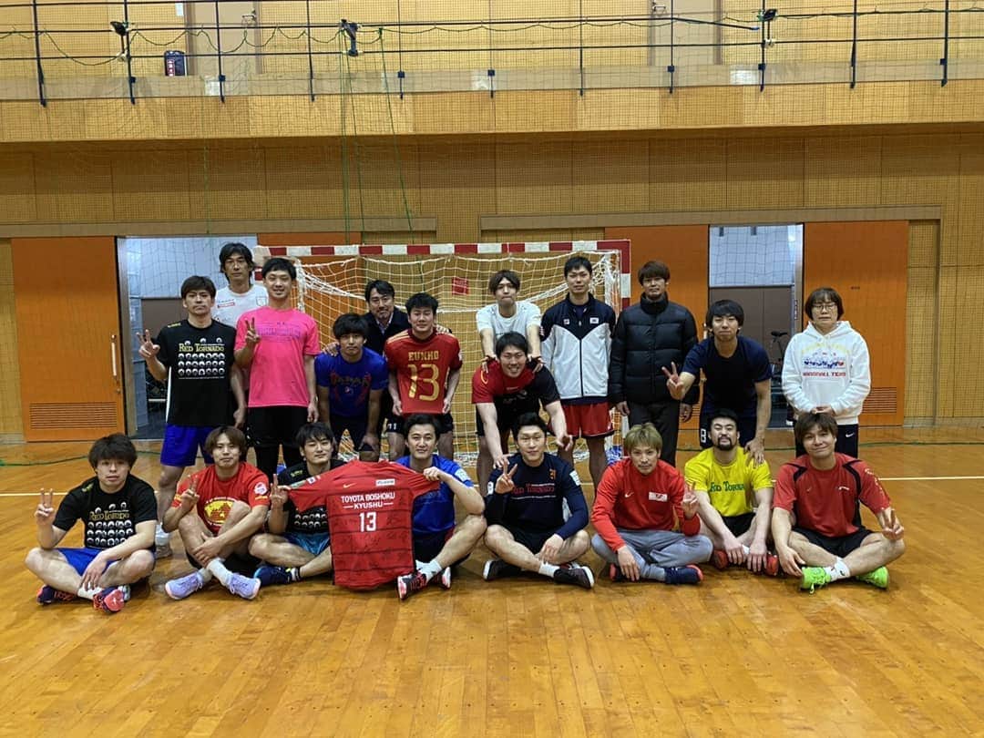 岩下祐太のインスタグラム：「他チームの引退される選手情報を見て寂しい思いをしておりますが、我がチームからも2名の選手がチームを去ります😭 No13　李琅鎬選手🤾 その左腕から放たれるシュートはまさに大砲です‼️ とても頼もしいエースでした😆 No24　朴永吉選手 キレッキレのフェイントは本当に見てて気持ちよかったです✨DFでもリーダーシップをとってくれて助かりました😁  この２人が韓国に帰ってしまうのは寂しいですが、２人の分まで PLAYOFF優勝できるように頑張りたいと思います👊👊👊 ヨンギル、ウンホ 감사합니다😀 #トヨタ紡織九州レッドトルネード #李琅鎬 #朴永吉 #ありがとう」