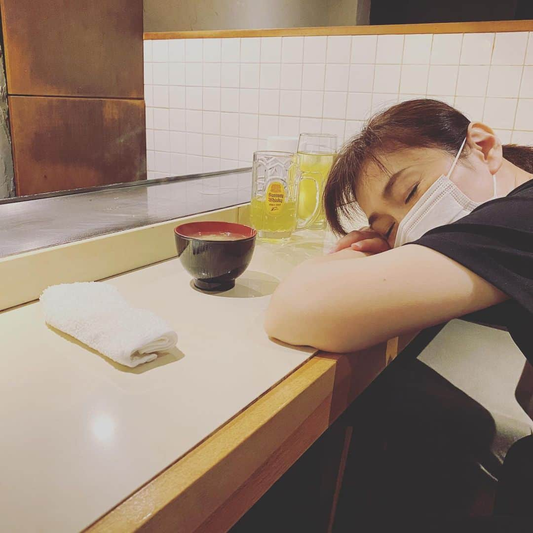 生稲晃子さんのインスタグラム写真 - (生稲晃子Instagram)「今日は佐吉で一生懸命働きました🍺  お越しくださった皆様、どうも有難うございました‼️  閉店後の私…😪  #鉄板焼佐吉 #閉店後に #寝てしまいました  #うたた寝 #お越しいただきありがとうございました  #生稲晃子」3月5日 21時44分 - akiko__ikuina