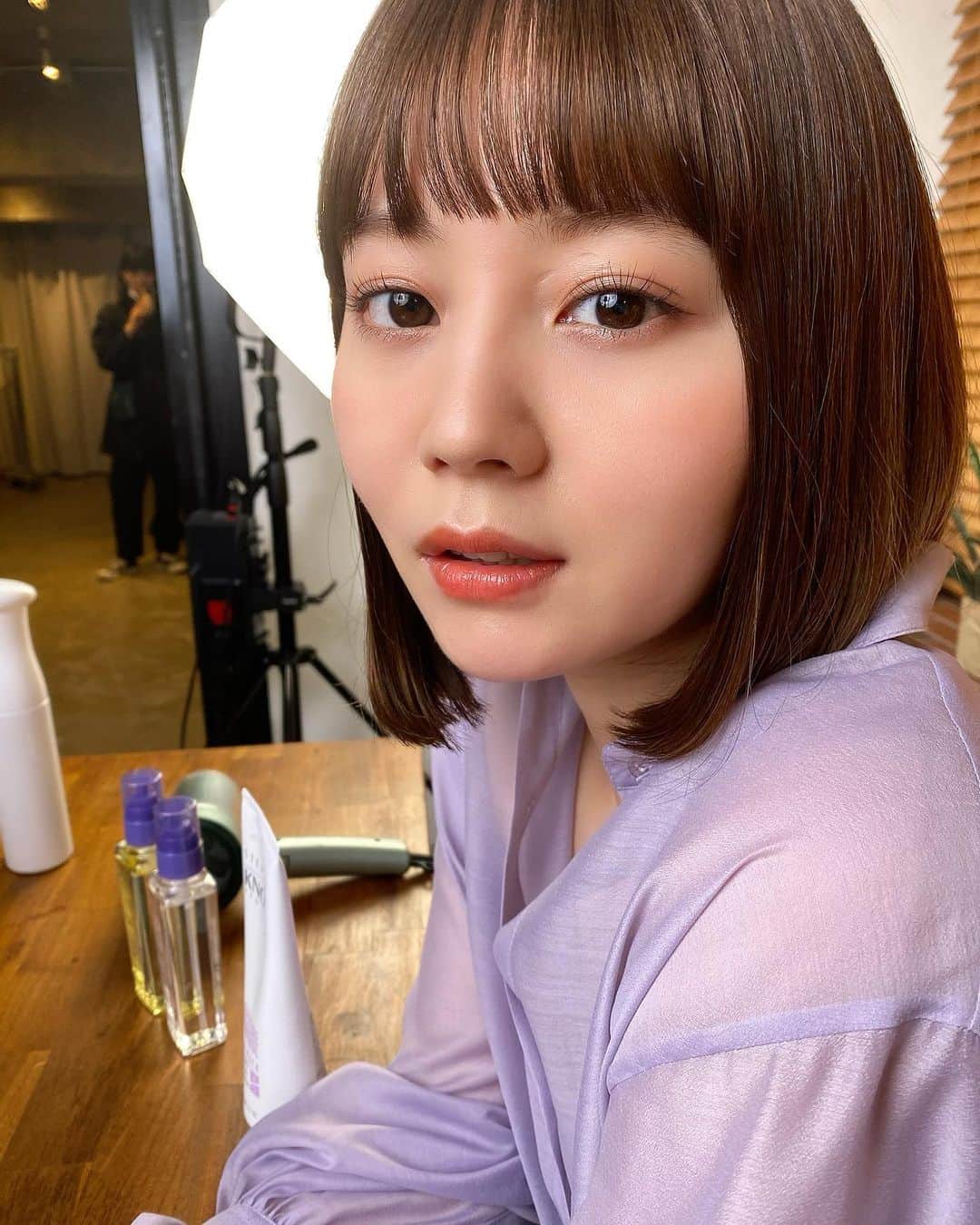 高橋有紀のインスタグラム：「美少女すぎるnanamiちゃんのインスタライブのヘアメイクでした！ @nanami023  新しいシャドウとネイルをゲットしたので使わせてもらいました☺️ （後ろはマネージャーさん☺︎） #hairmake #osakana_yuki #nanami」