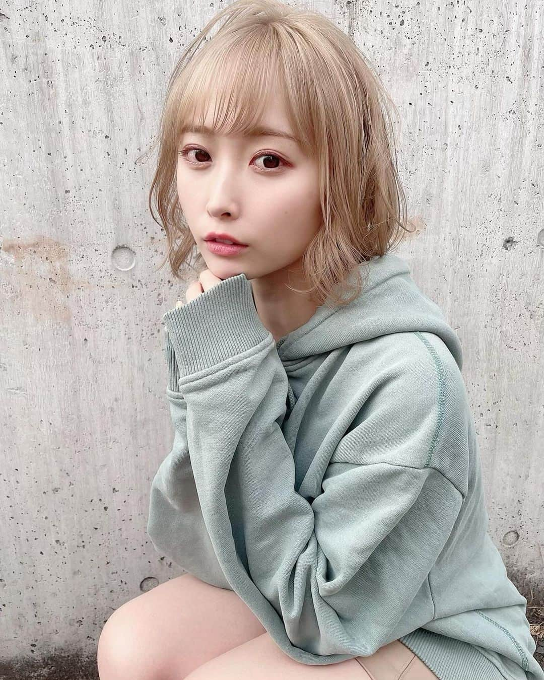 島田玲奈のインスタグラム：「. 先日、急に髪の毛明るくしたい！ってなって、思い切って人生初のハイトーンにしちゃいました🐥💓(笑) . @logriho1001 いつもありがとう〜〜天才だよ〜〜！ . なるべくなるべく髪の毛を痛まないように仕込みして、別日に時間をかけてブリーチして、こんなに綺麗な色入れてくれました😭🌼 . 一緒に髪質改善トリートメントもしたので、サラサラなのです感動。 . めっっっちゃくちゃイメチェンで、鏡見るたびにまだ笑っちゃいます☺️(笑) . せっかくなので、ハイトーンに合うメイクやお洋服をたくさん楽しみたいと思ってます💓 . #ハイトーンカラー #ハイトーンボブ #ショートヘア #ベージュ #ブリーチカラー」