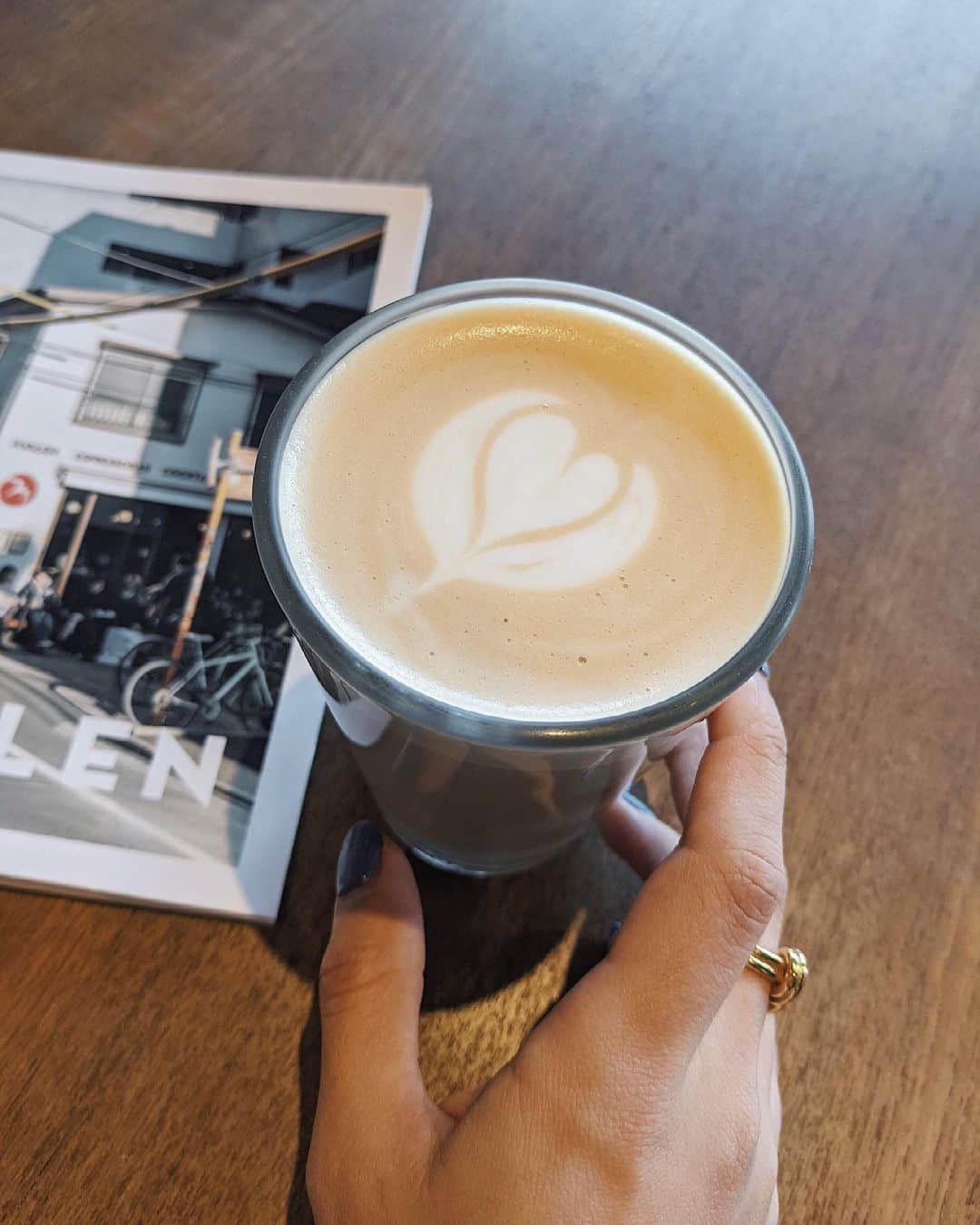 のインスタグラム：「ドリンクだけでなく空間まで好きなカフェ☕️☕️☕️ そんなカフェをこれからも紹介していきたいな🫖 . #fuglentokyo  #cafe #tokyo #tokyocafe #cafetime #fuglen #latte #ring #celine #フグレントウキョウ  #フグレン #カフェ #東京カフェ #ラテ #カフェ巡り #ラテアート #コーヒーへの道はまだまだ遠い」