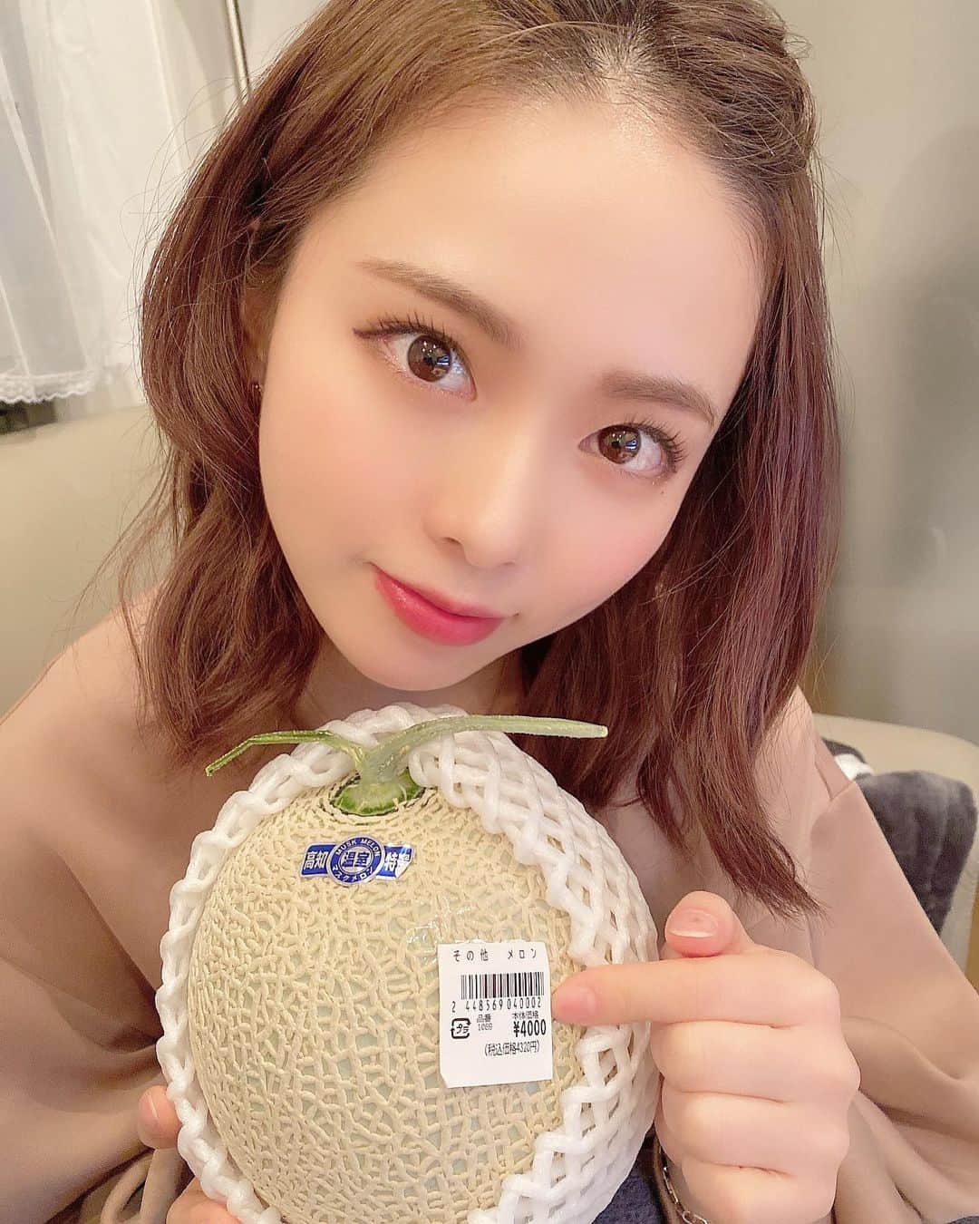 のインスタグラム：「友達がメロンをくれました🍈 ありがとう😊  (値段は外しておいて欲しかったです)  #メロン好き西村姉妹」